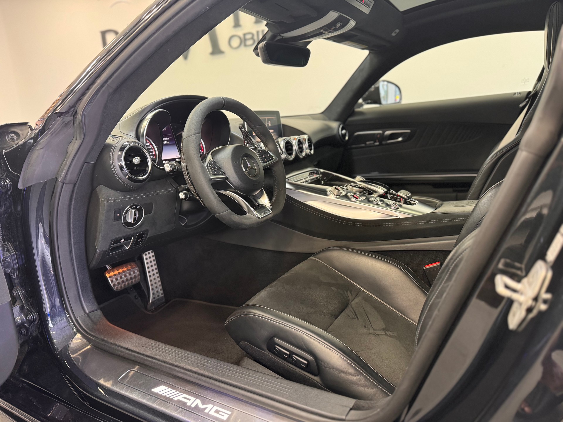 MERCEDES-BENZ AMG GT S Speedshift DCT *Performance Sitze / Panorama / Burmester / Carbon / Night-Paket / CH-Fahrzeug*-image-6