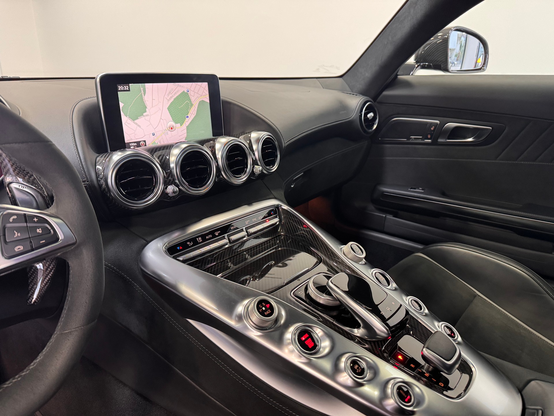 MERCEDES-BENZ AMG GT S Speedshift DCT *Performance Sitze / Panorama / Burmester / Carbon / Night-Paket / CH-Fahrzeug*-image-11