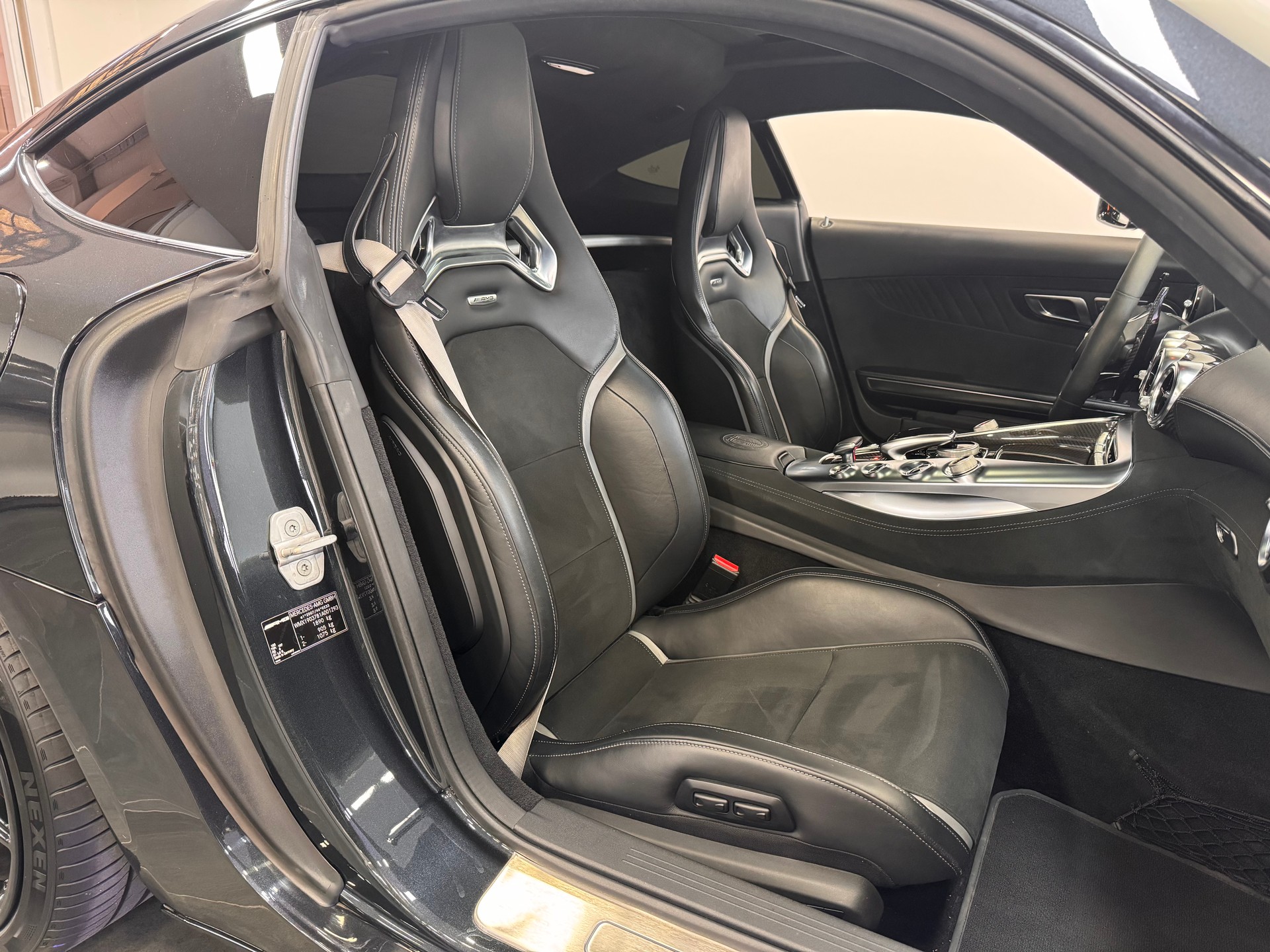 MERCEDES-BENZ AMG GT S Speedshift DCT *Performance Sitze / Panorama / Burmester / Carbon / Night-Paket / CH-Fahrzeug*-image-8