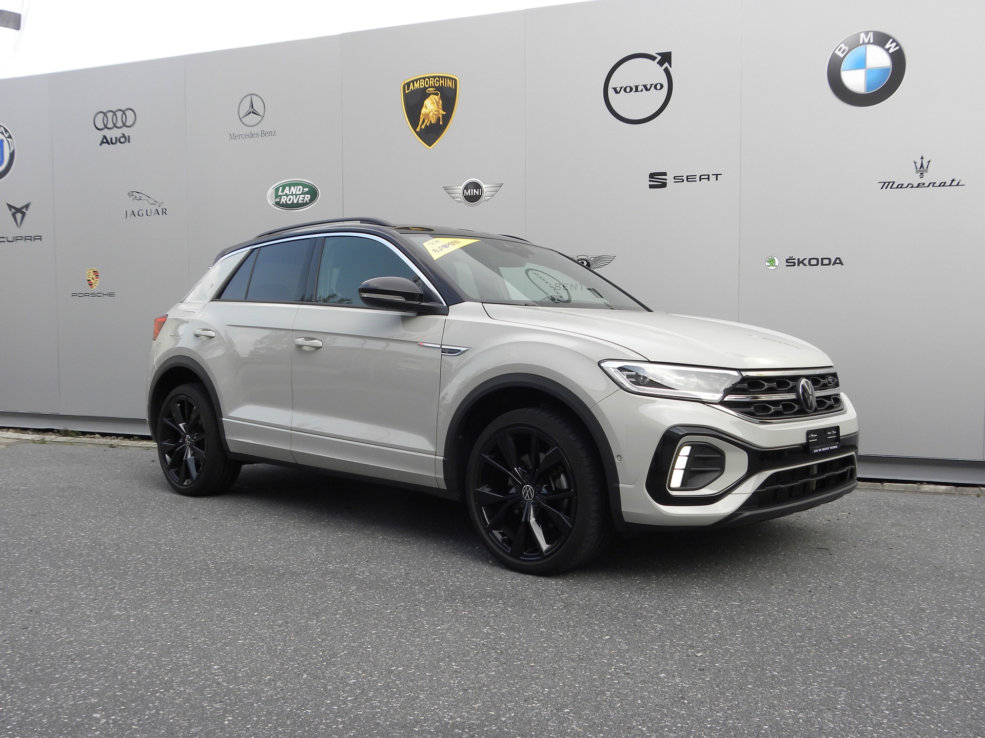 VW T-Roc 2.0 TSI R-Line DSG 4Motion-image-2