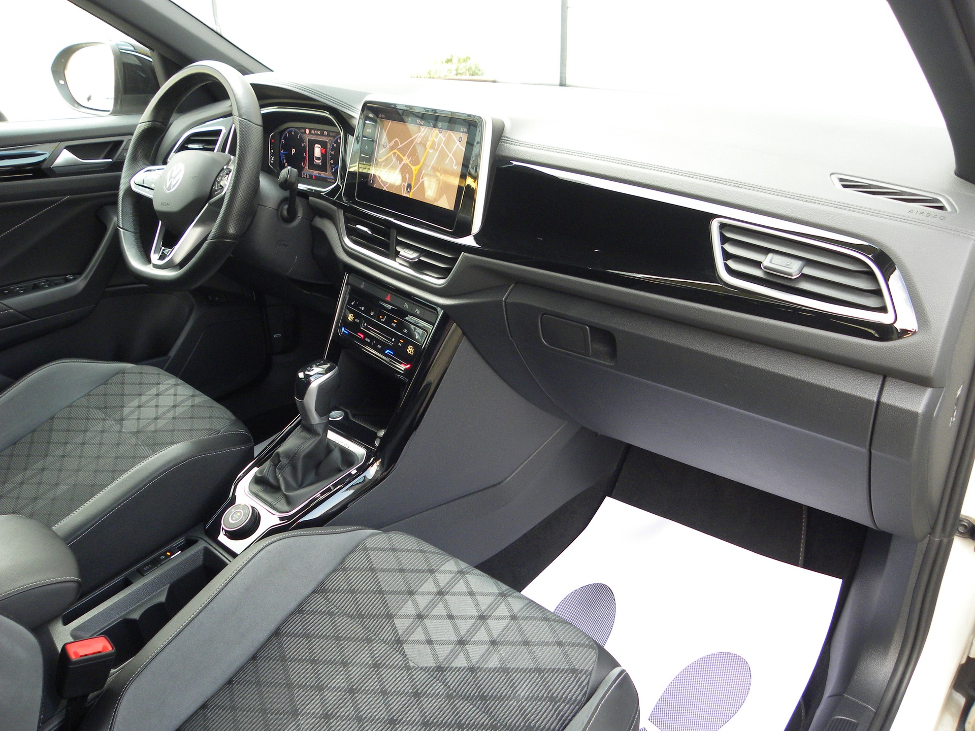 VW T-Roc 2.0 TSI R-Line DSG 4Motion-image-7
