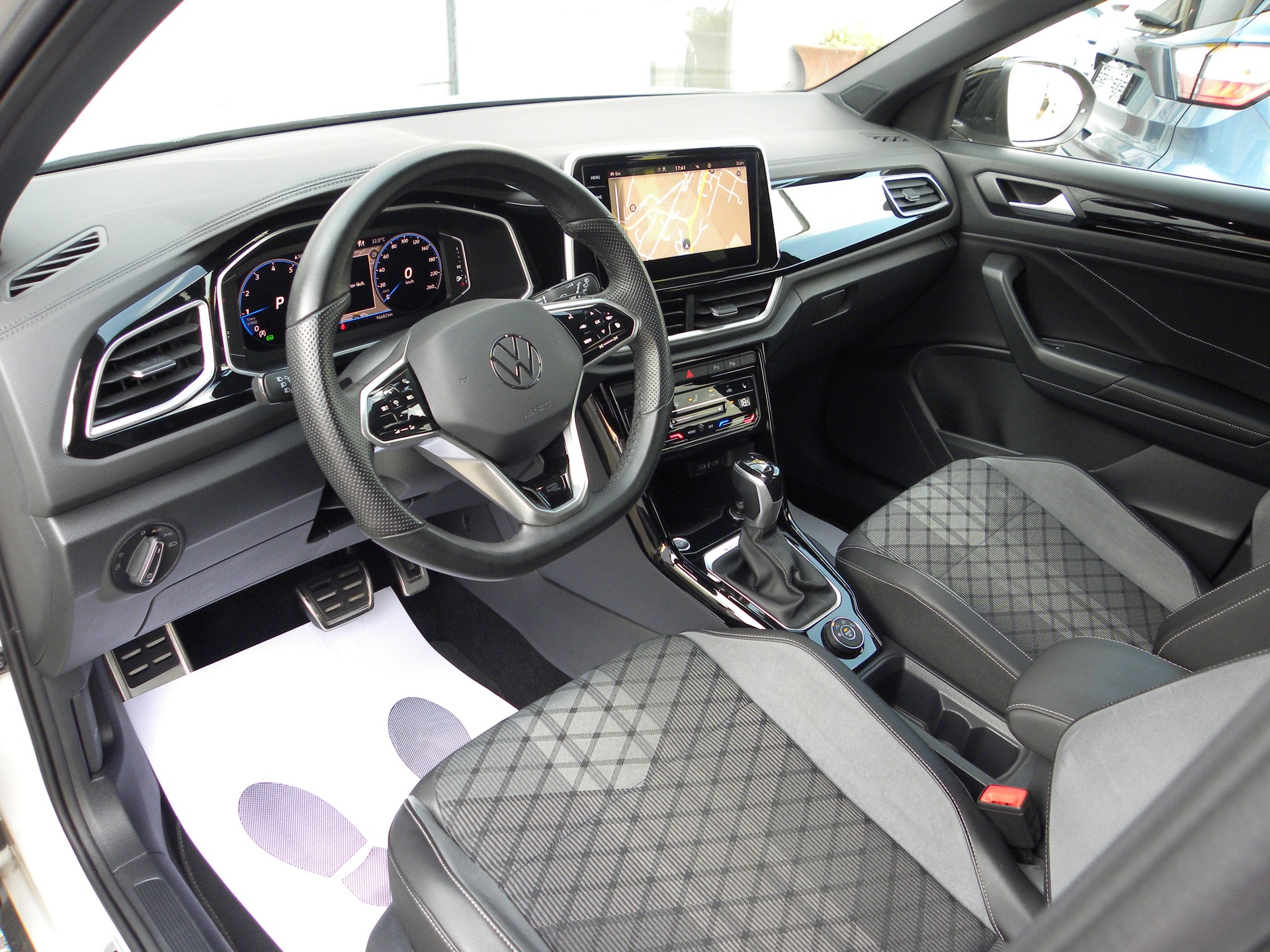 VW T-Roc 2.0 TSI R-Line DSG 4Motion-image-6