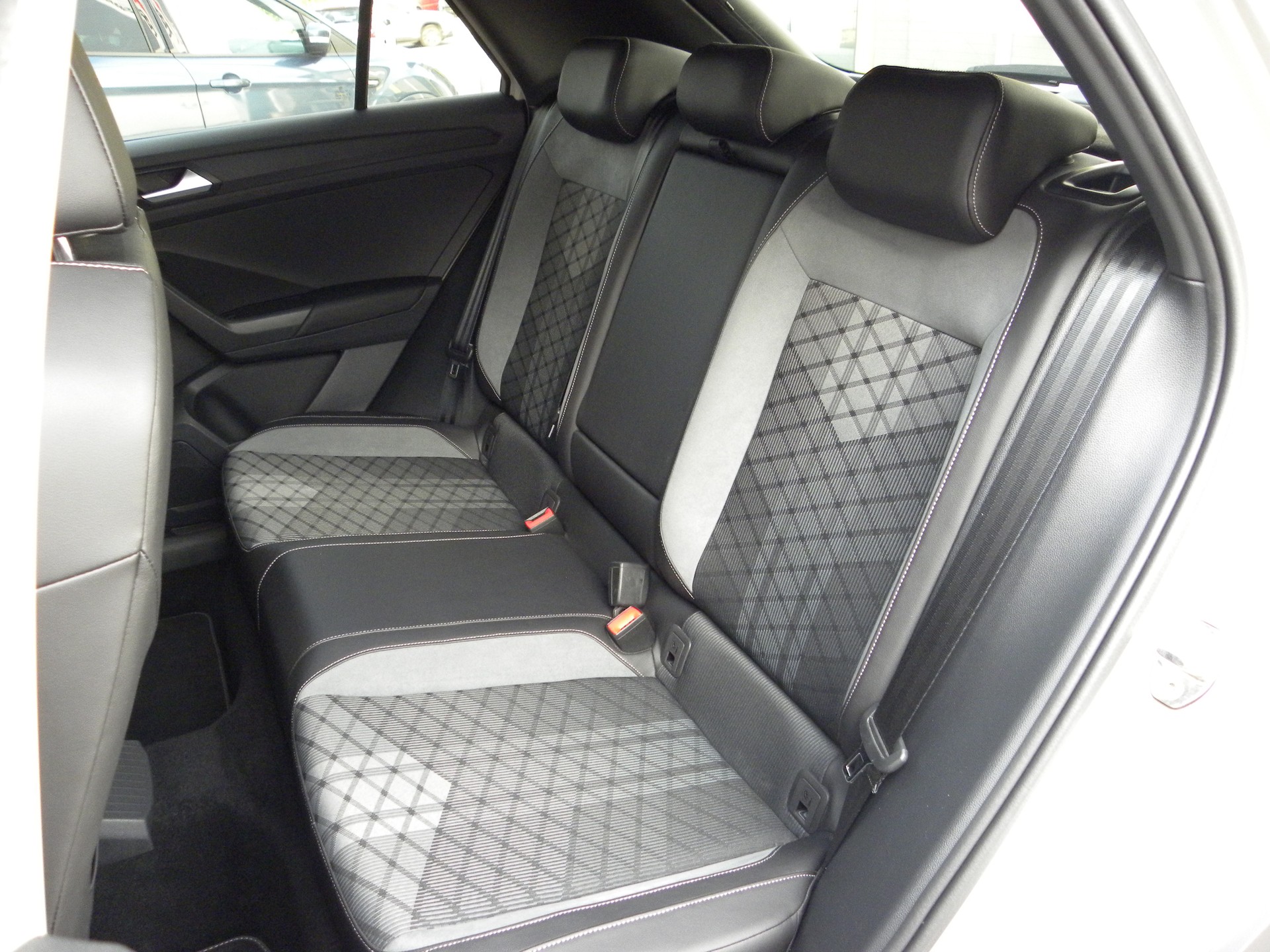 VW T-Roc 2.0 TSI R-Line DSG 4Motion-image-9