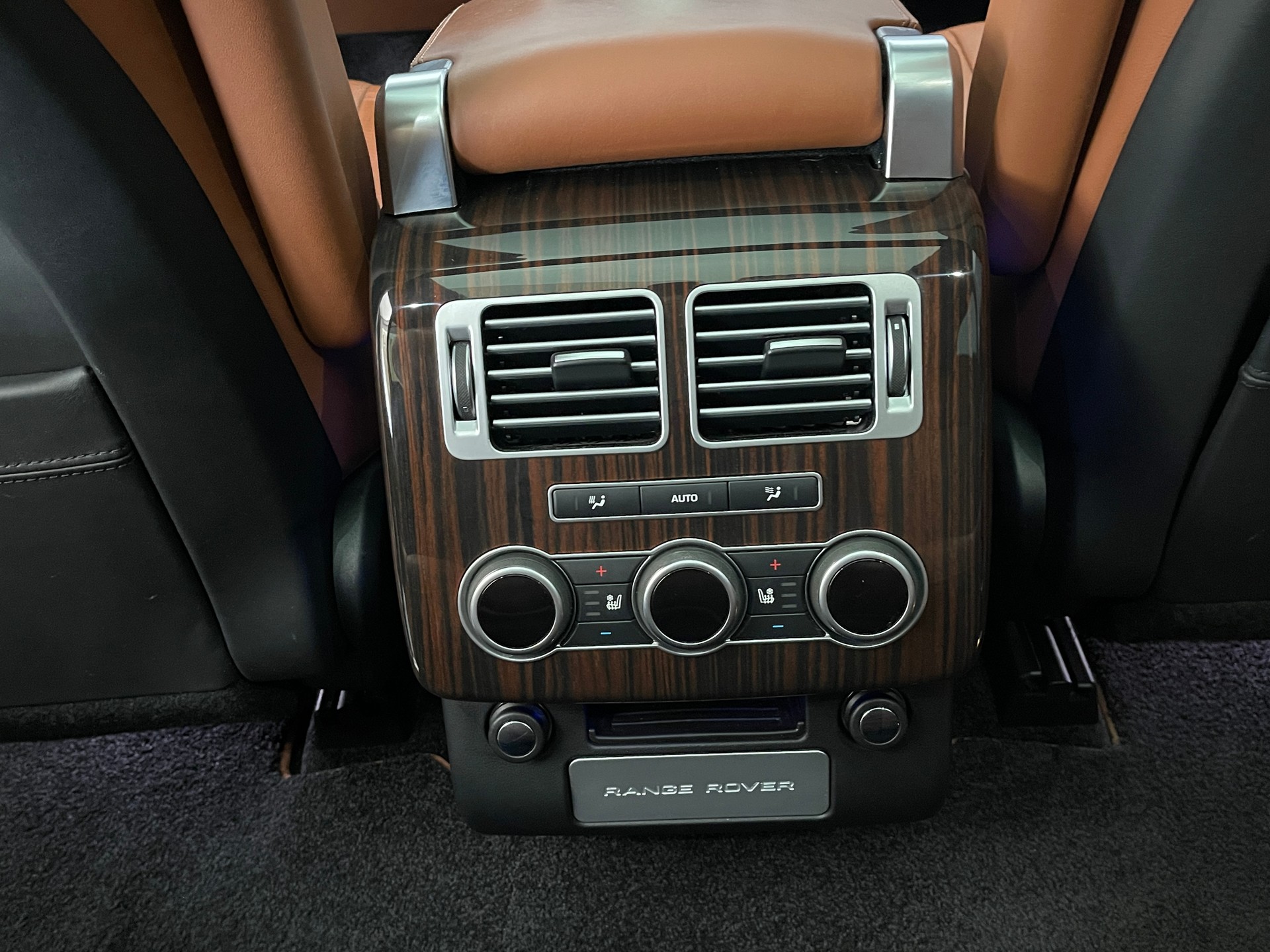 LAND ROVER Range Rover 4.4 SDV8 Autobiography-image-11