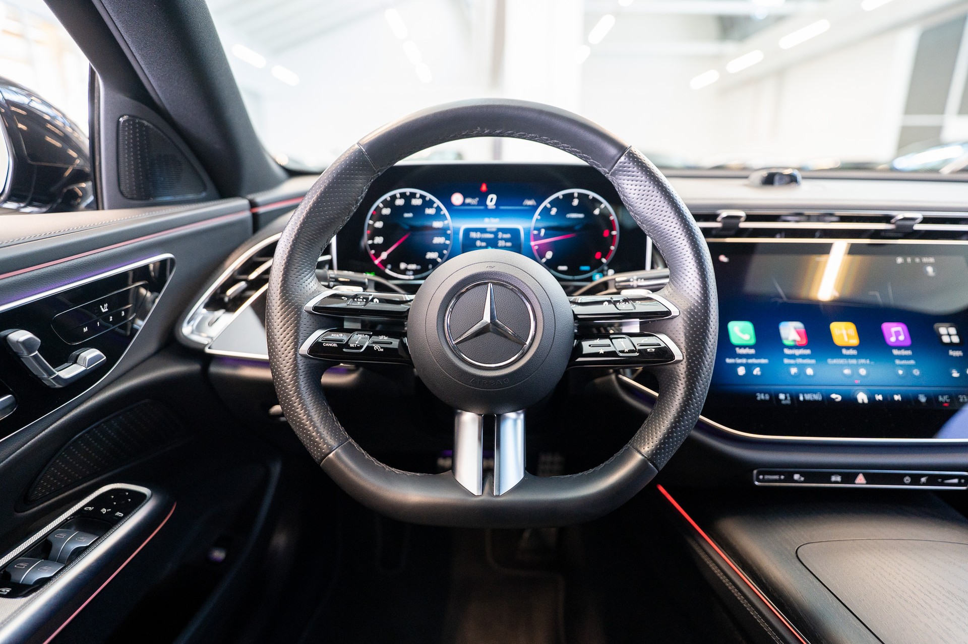 MERCEDES-BENZ E 220 d AMG Line / MBUX Superscreen / 360°Kamera / Ambientebeleuchtung-image-17