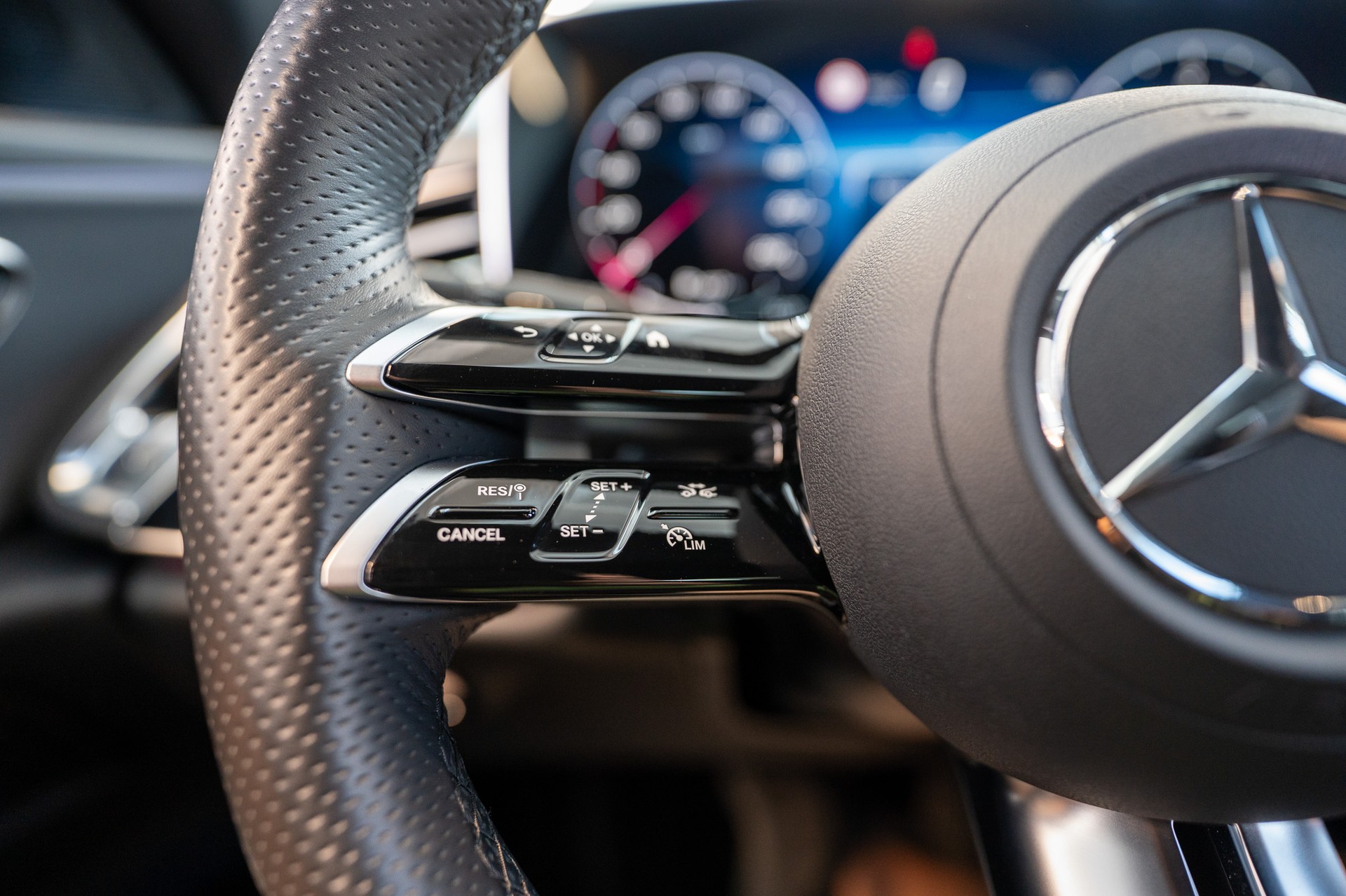 MERCEDES-BENZ E 220 d AMG Line / MBUX Superscreen / 360°Kamera / Ambientebeleuchtung-image-18