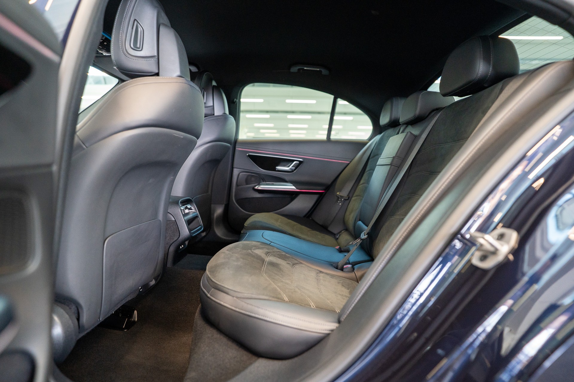 MERCEDES-BENZ E 220 d AMG Line / MBUX Superscreen / 360°Kamera / Ambientebeleuchtung-image-12