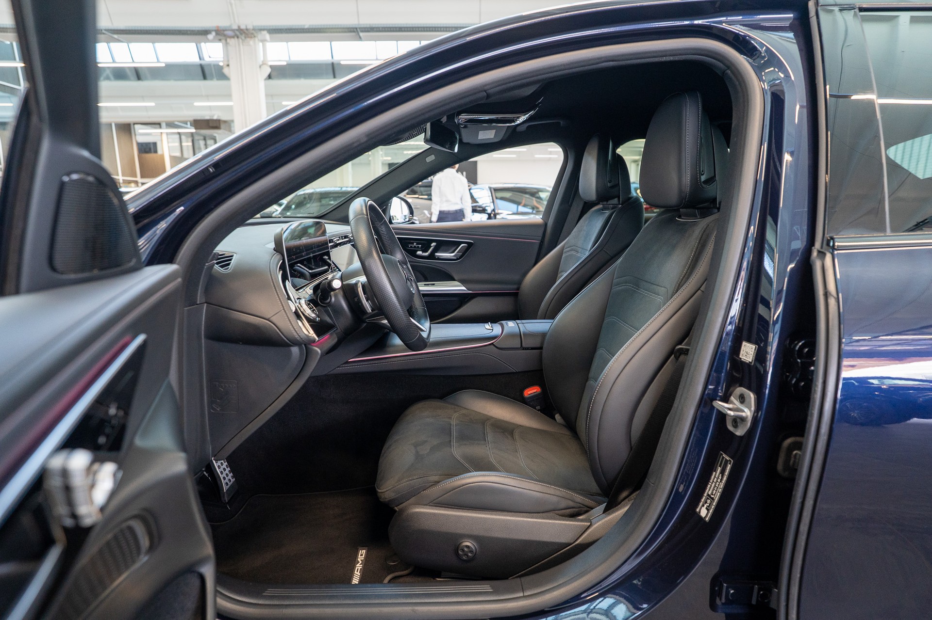 MERCEDES-BENZ E 220 d AMG Line / MBUX Superscreen / 360°Kamera / Ambientebeleuchtung-image-8