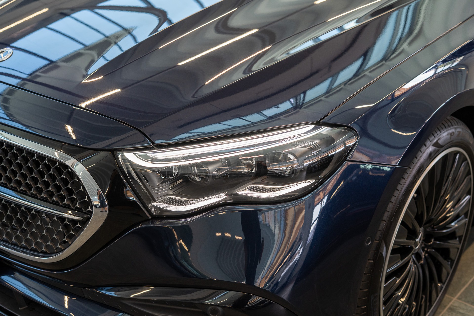 MERCEDES-BENZ E 220 d AMG Line / MBUX Superscreen / 360°Kamera / Ambientebeleuchtung-image-24