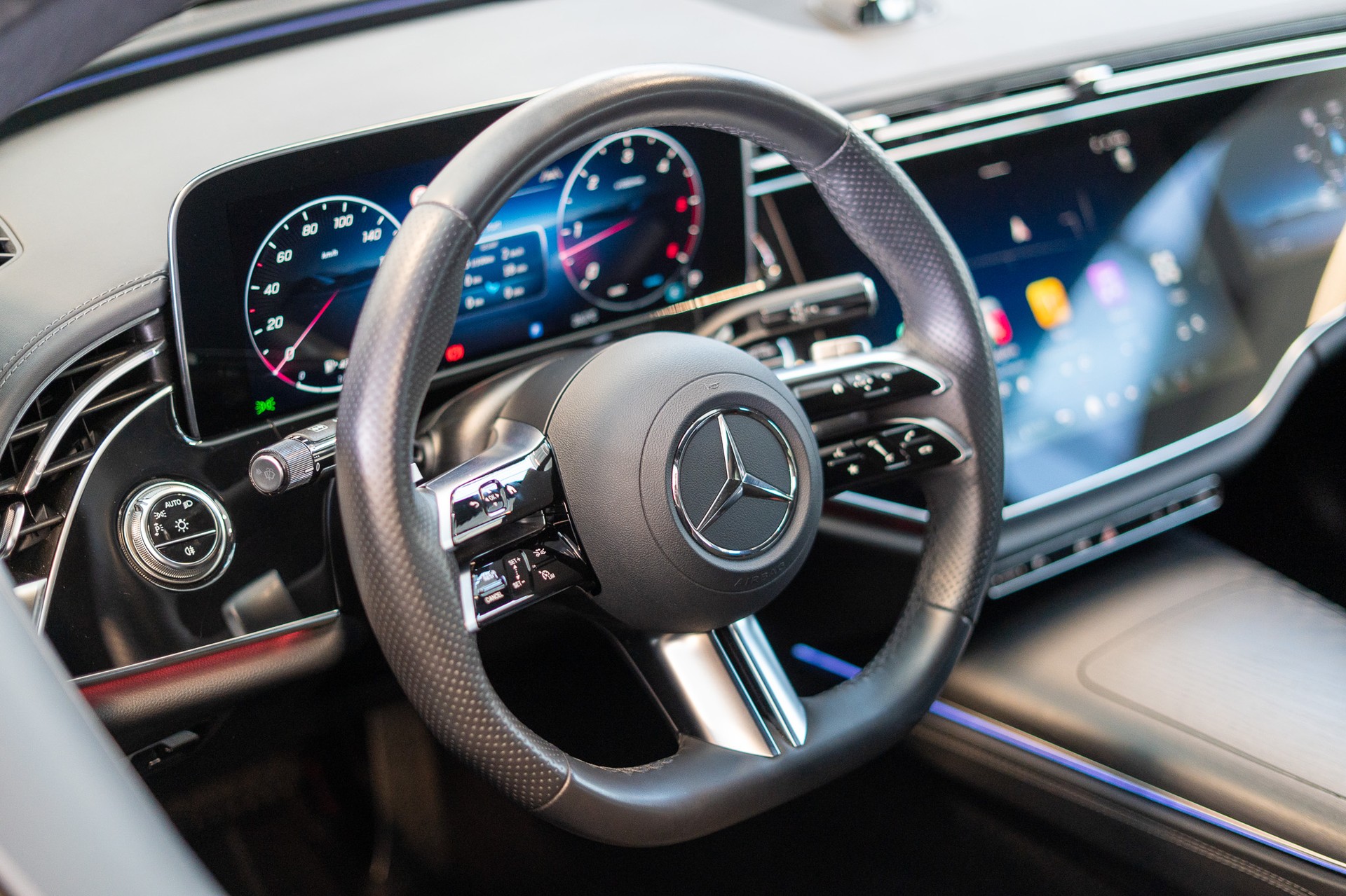 MERCEDES-BENZ E 220 d AMG Line / MBUX Superscreen / 360°Kamera / Ambientebeleuchtung-image-10