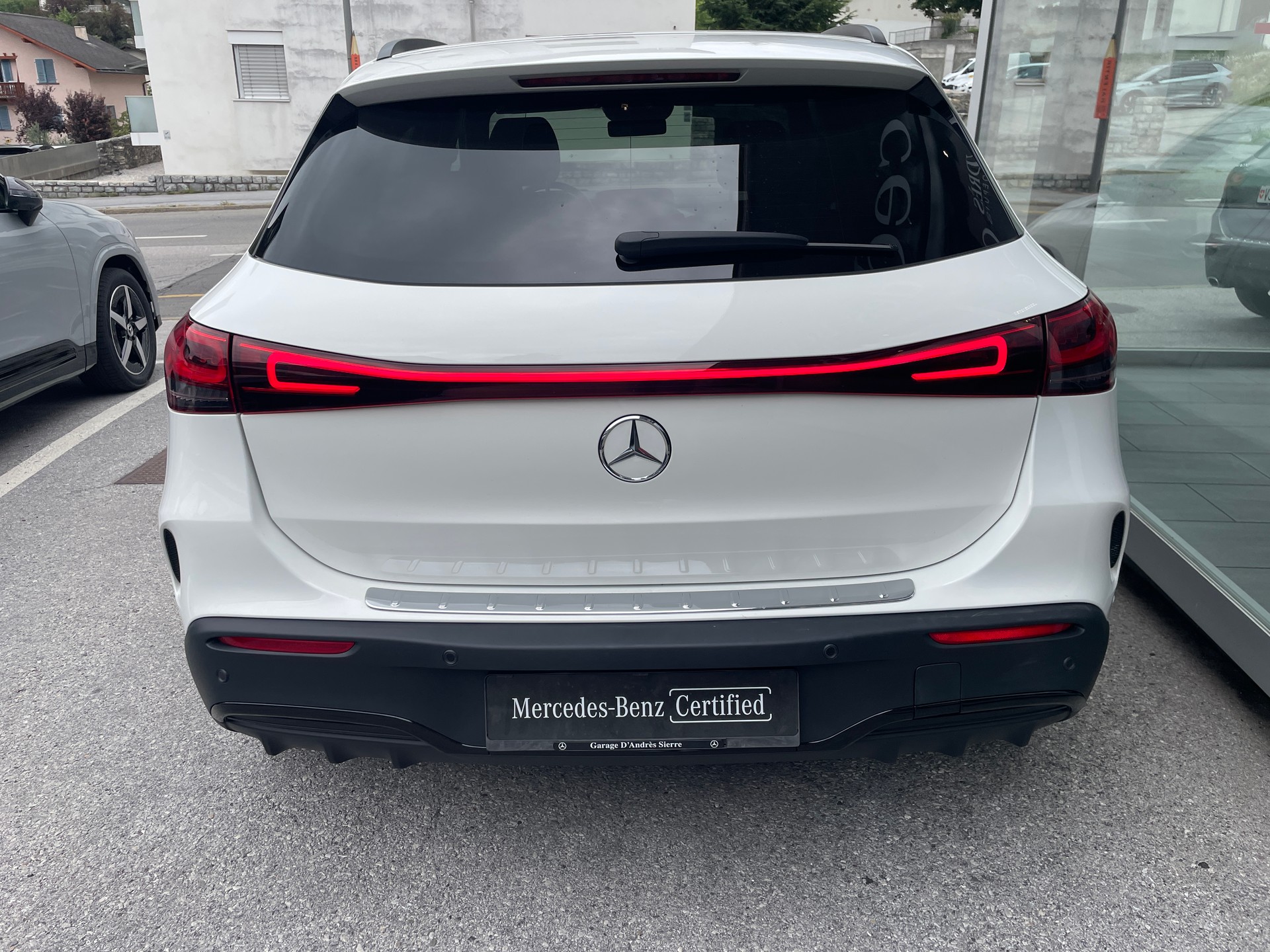 MERCEDES-BENZ EQA 350 AMG Line 4Matic-image-3