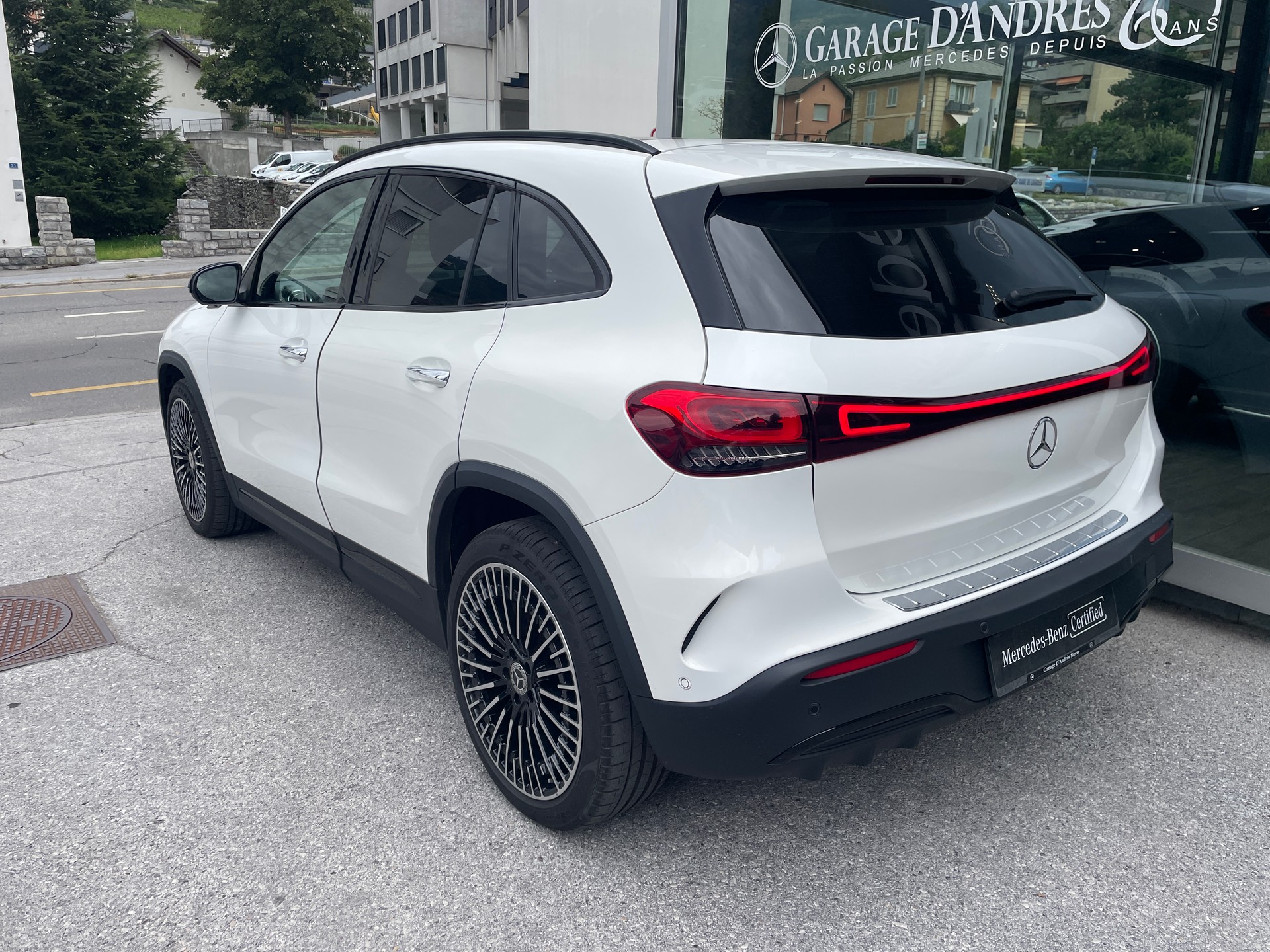 MERCEDES-BENZ EQA 350 AMG Line 4Matic-image-2