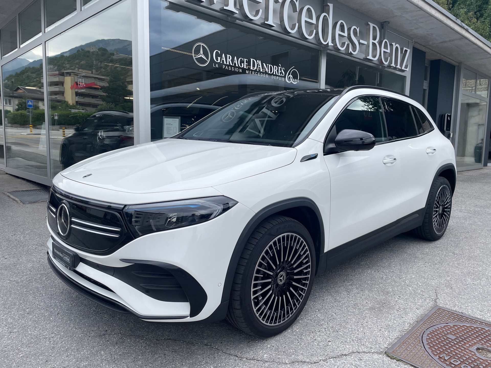 MERCEDES-BENZ EQA 350 AMG Line 4Matic-image-0