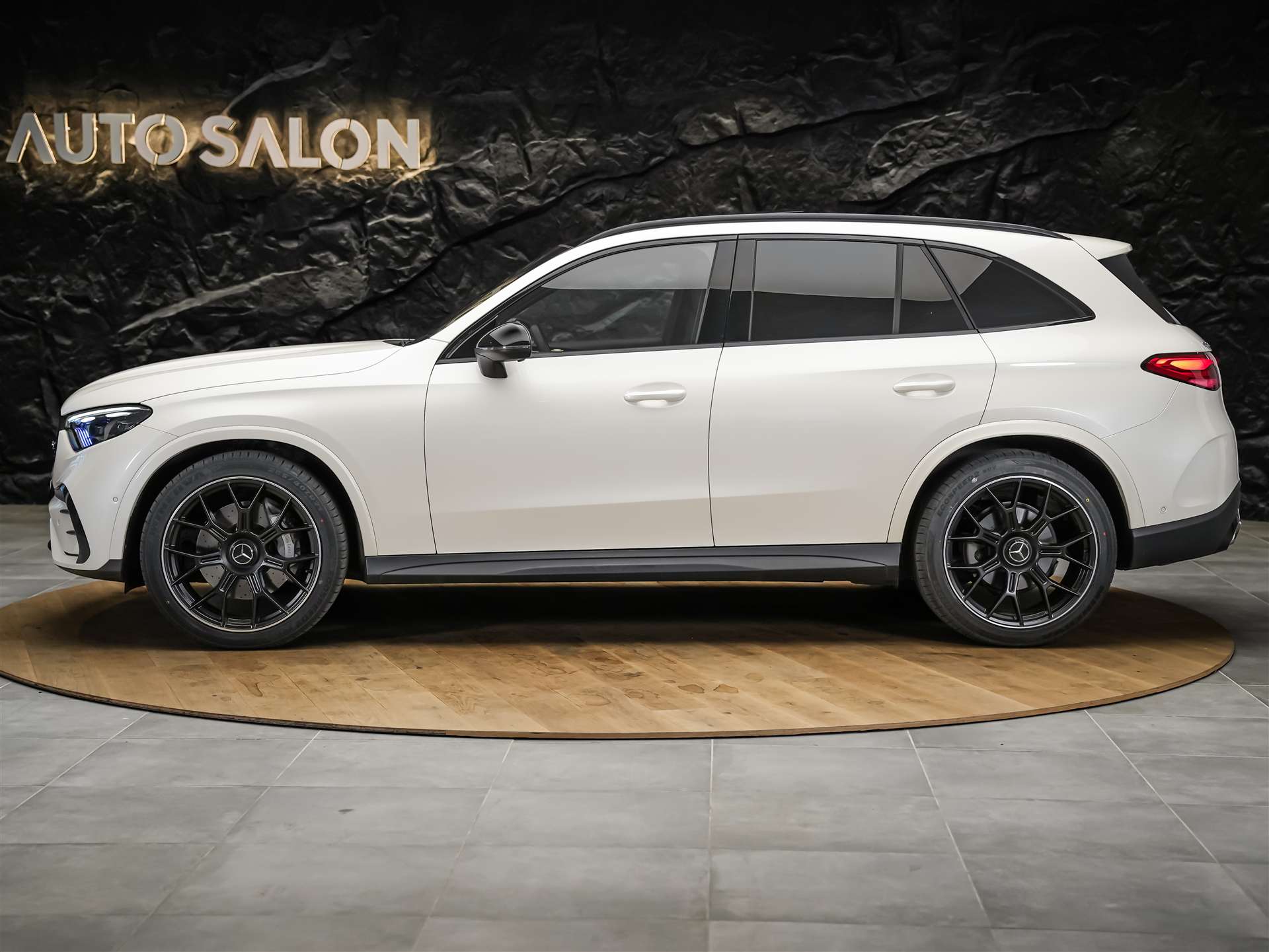 MERCEDES-BENZ GLC 300 4Matic AMG Line 9G-Tronic *21" Felgen*Panorama*AHK*-showroom-element-1
