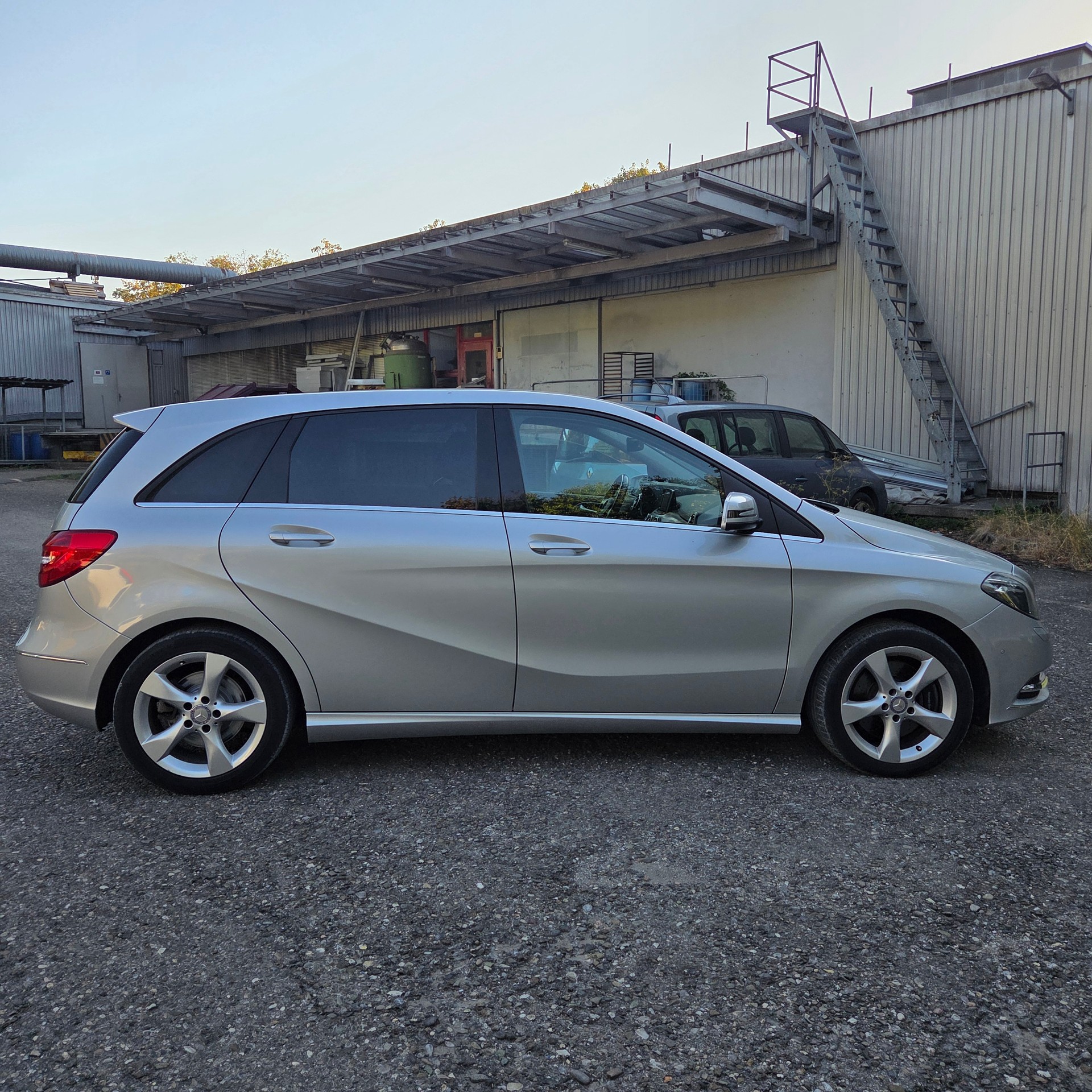 MERCEDES-BENZ B 220 4Matic 7G-DCT-image-4