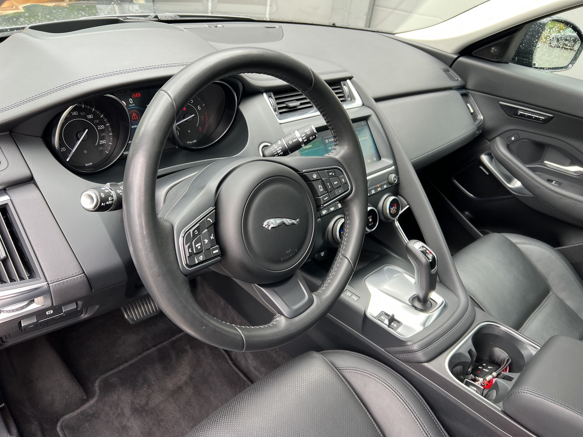 JAGUAR E-Pace 2.0 P200 HSE AWD Automatik-image-13