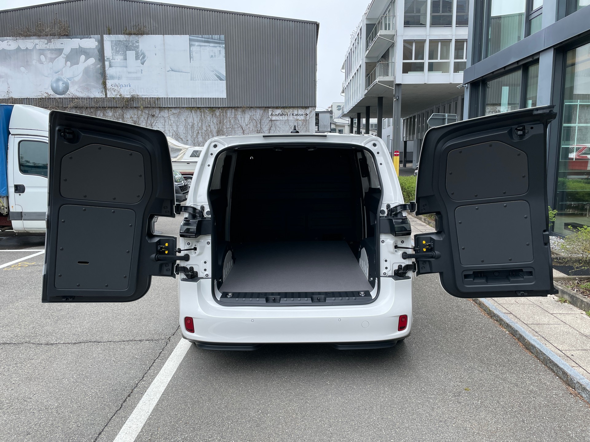 VW ID. Buzz Cargo-image-7