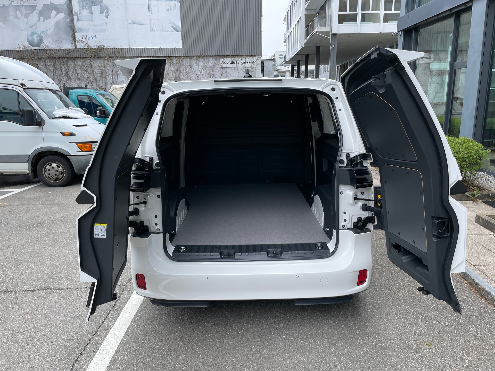 VW ID. Buzz Cargo-image-6