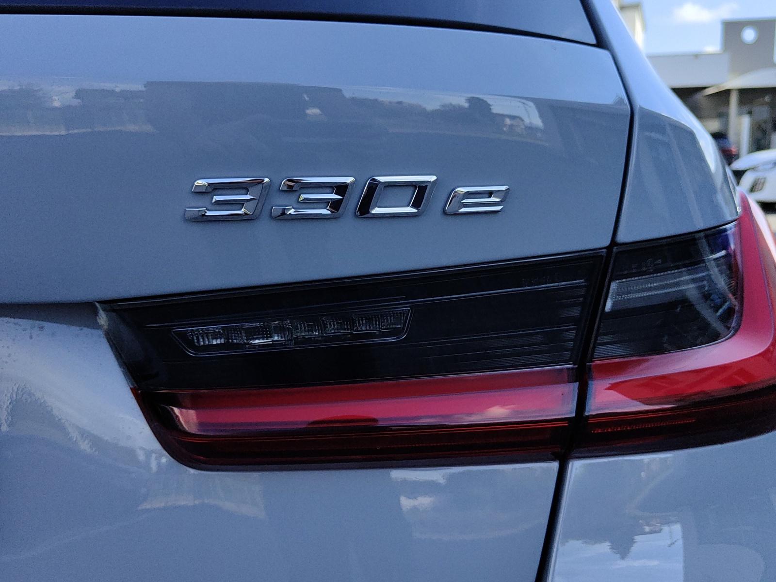 BMW 330e xDrive SAG Touring-image-19
