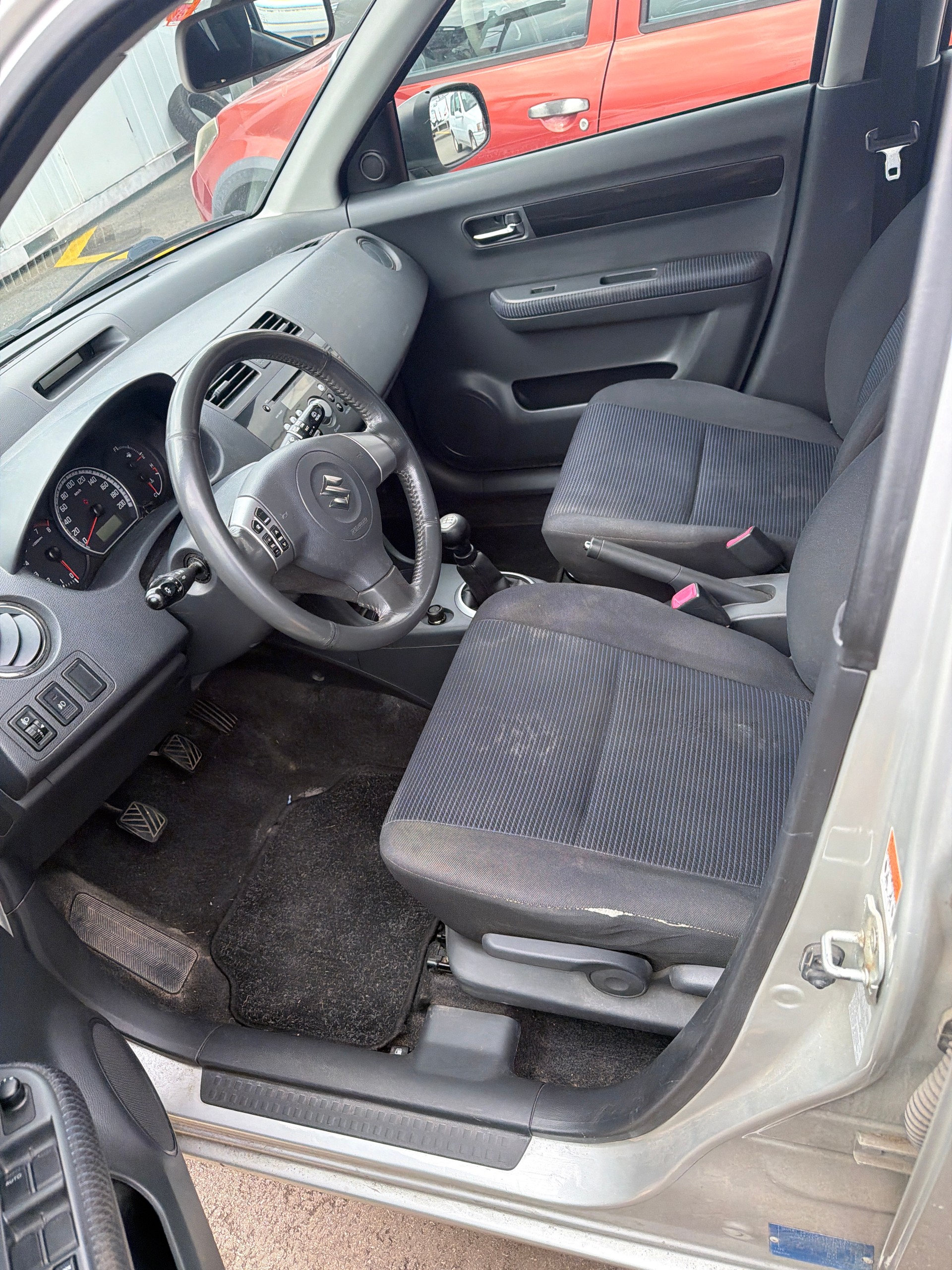 SUZUKI Swift 1.3i 16V GL Top 4x4-image-8