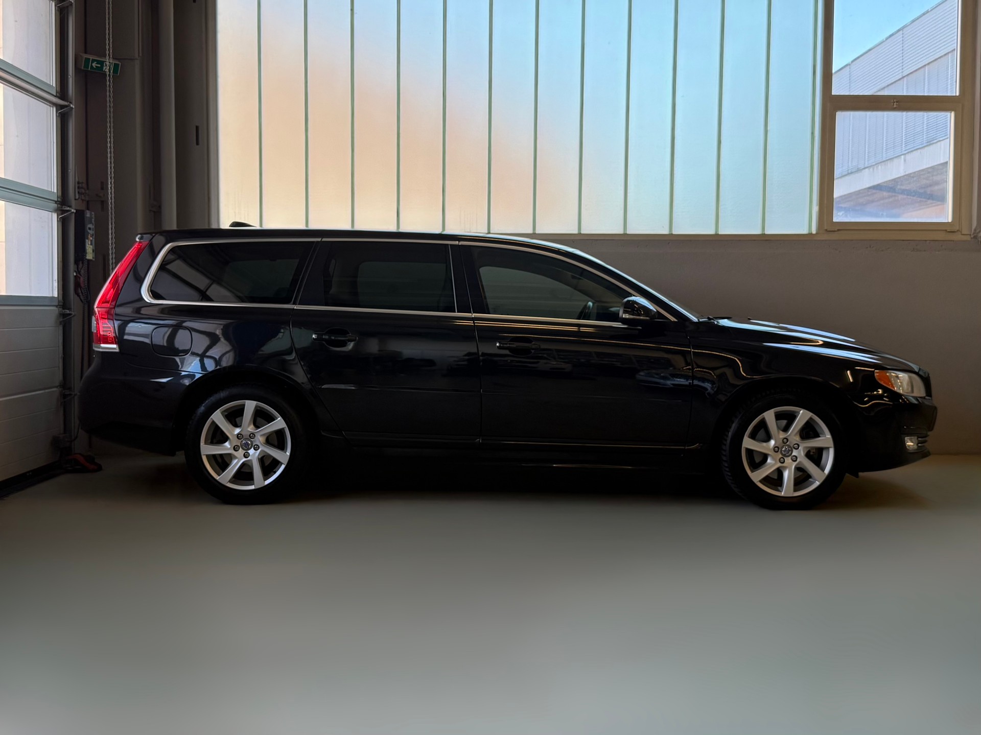 VOLVO V70 D5 AWD Momentum Geartronic-image-3