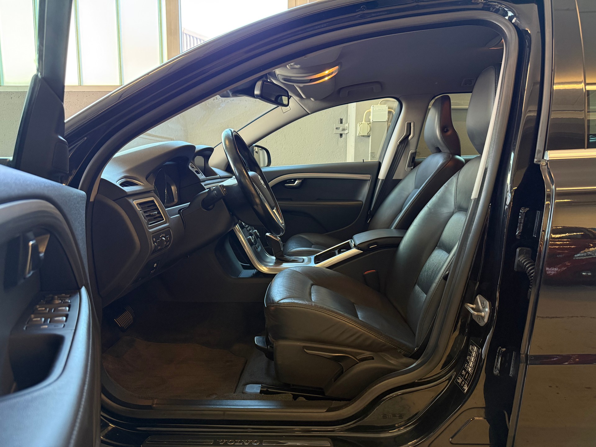 VOLVO V70 D5 AWD Momentum Geartronic-image-9