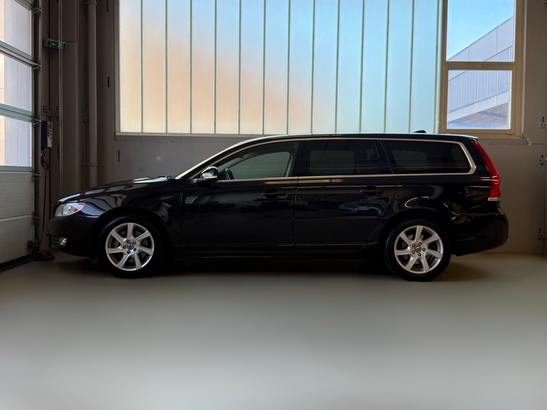 VOLVO V70 D5 AWD Momentum Geartronic-image-4