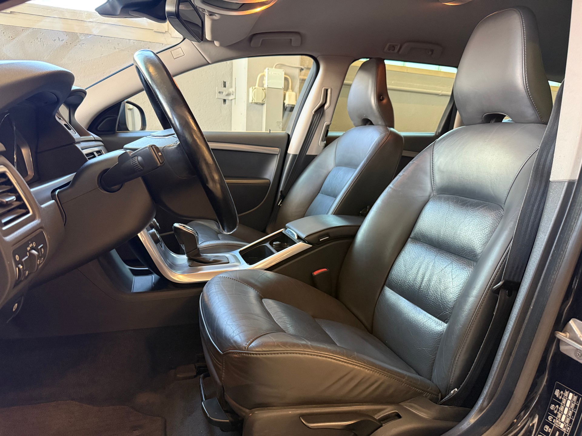VOLVO V70 D5 AWD Momentum Geartronic-image-11