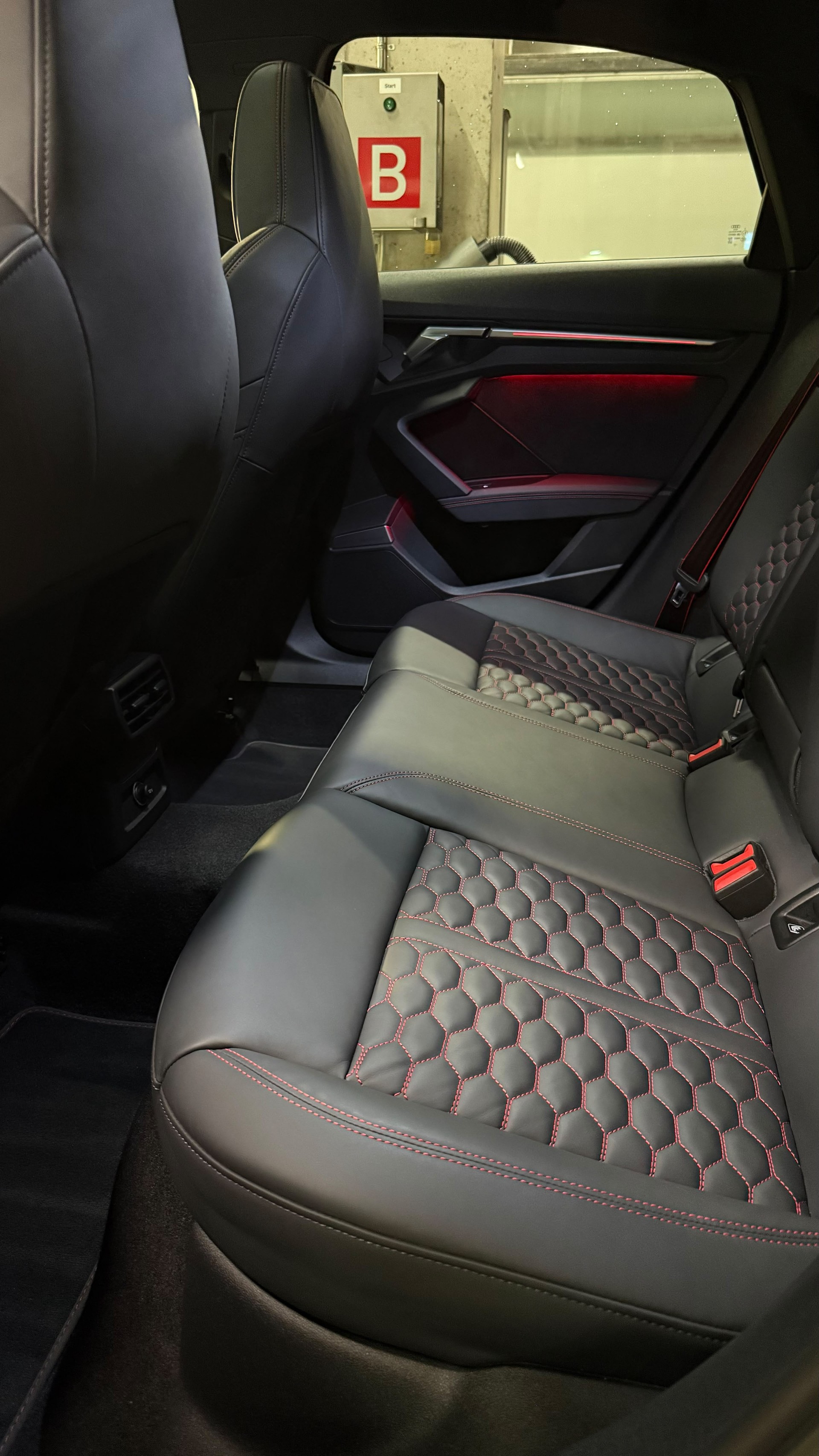 AUDI RS3 Limousine 2.5 TSI quattro S-tronic-image-11
