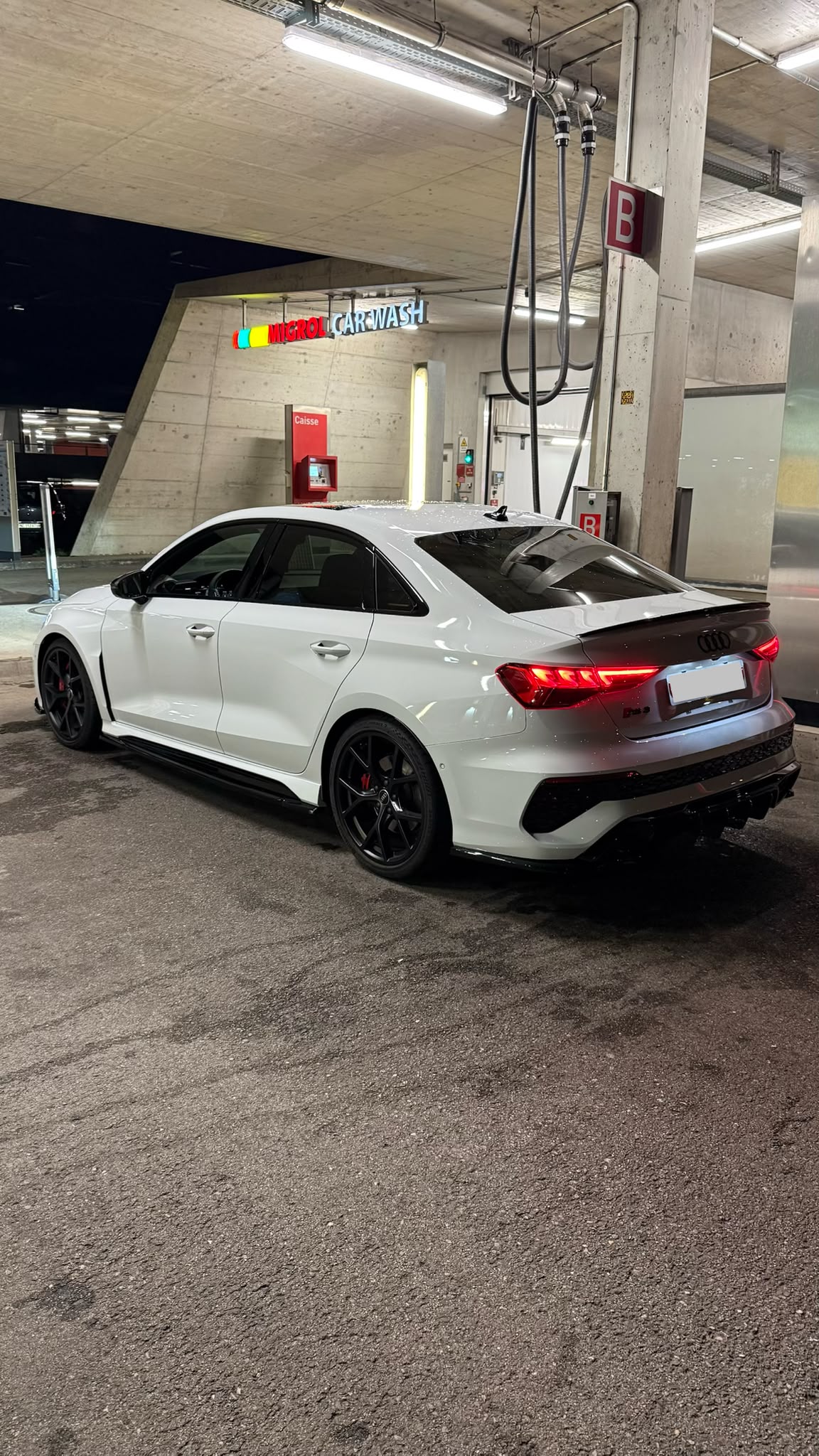 AUDI RS3 Limousine 2.5 TSI quattro S-tronic-image-2