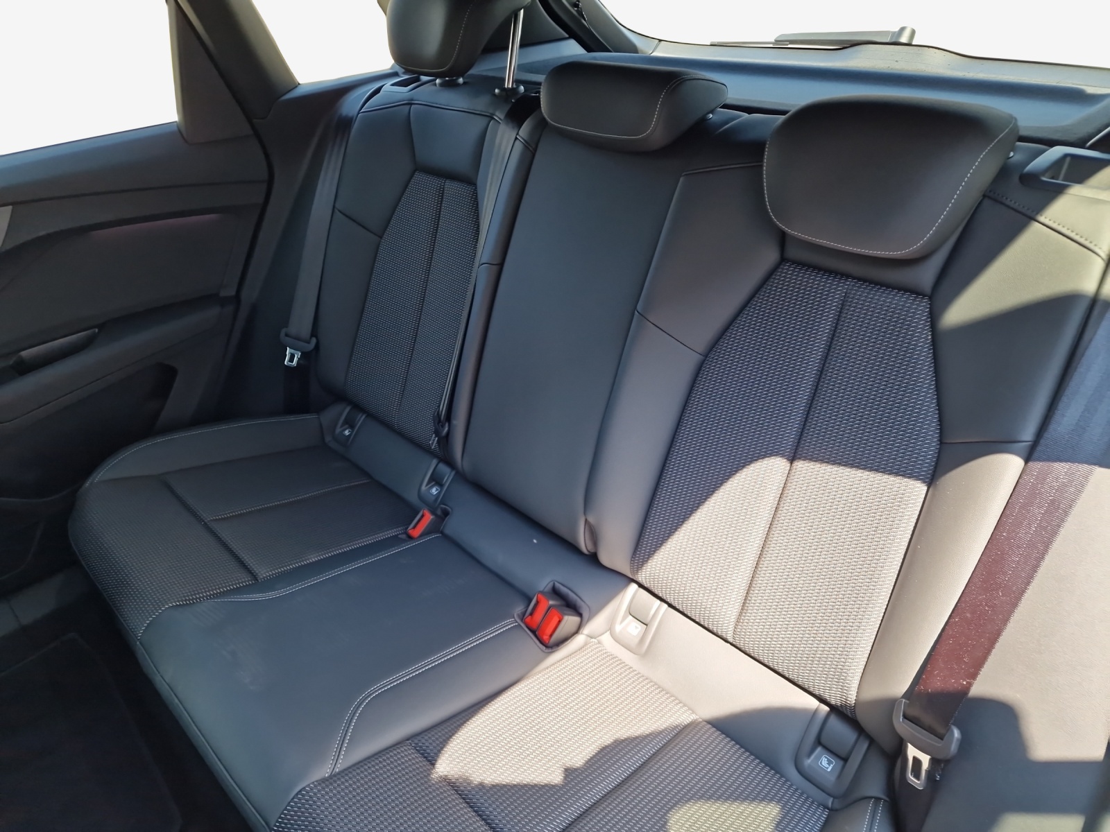 AUDI Q4 e-tron 45 Attraction quattro-image-8