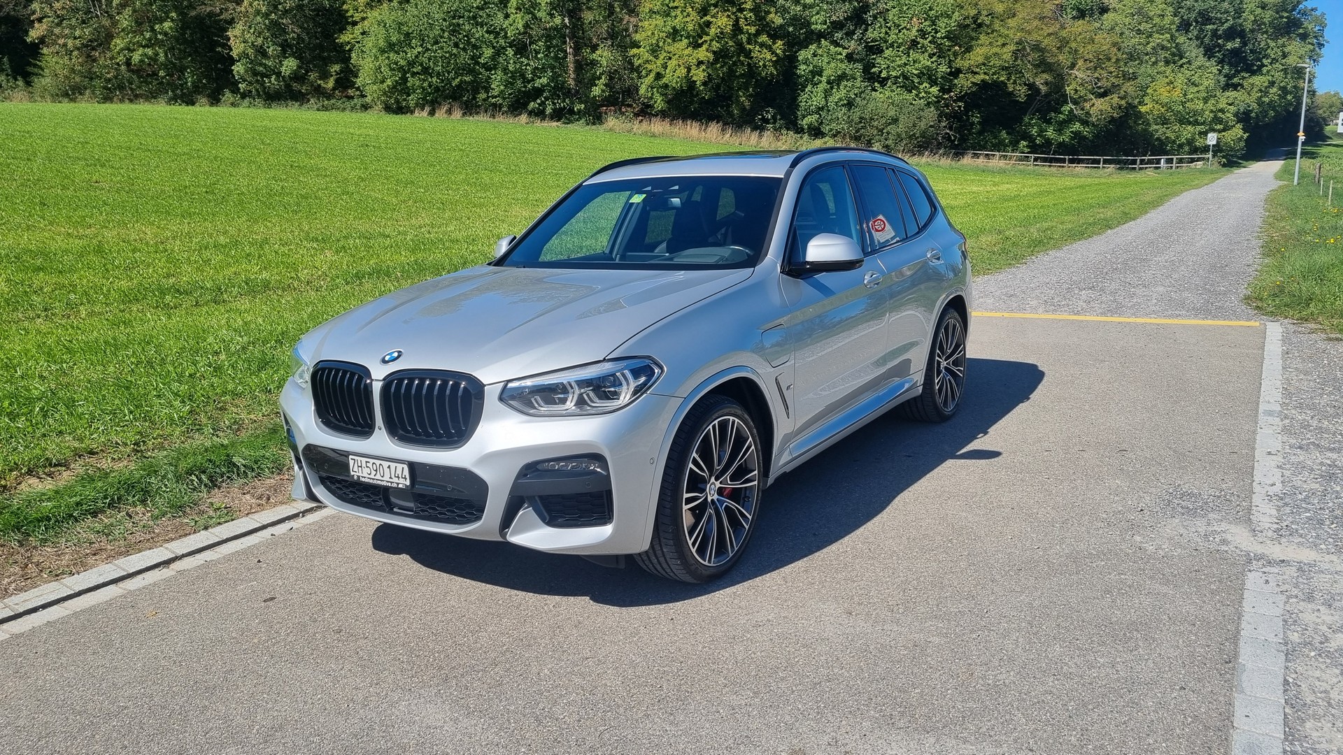 BMW 30e xDrive-image-1