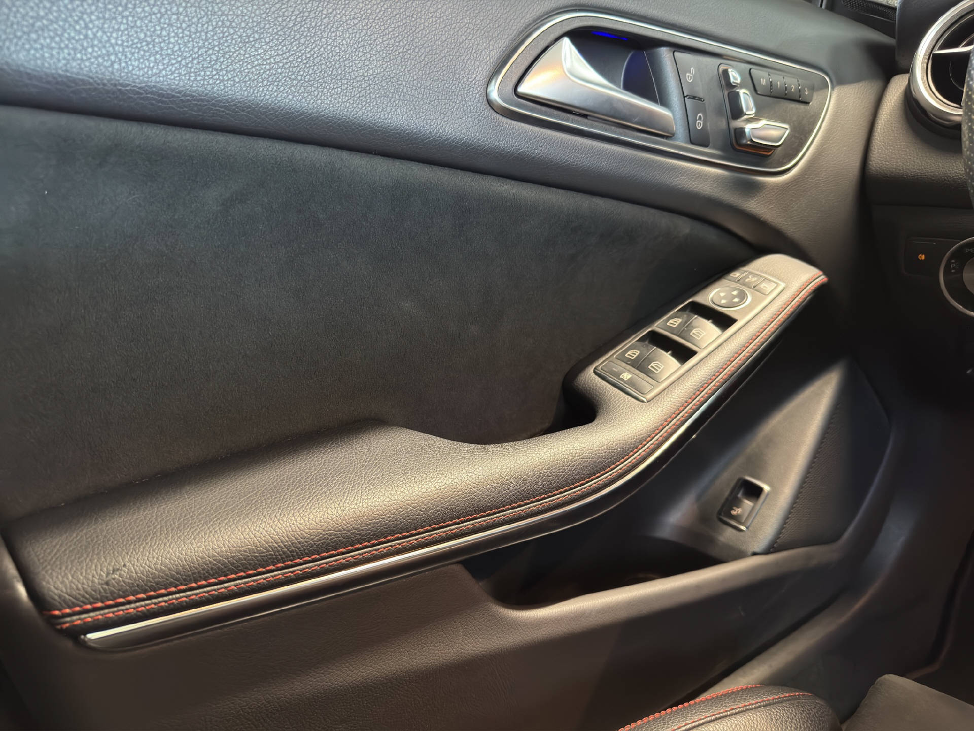 MERCEDES-BENZ GLA 250-image-12