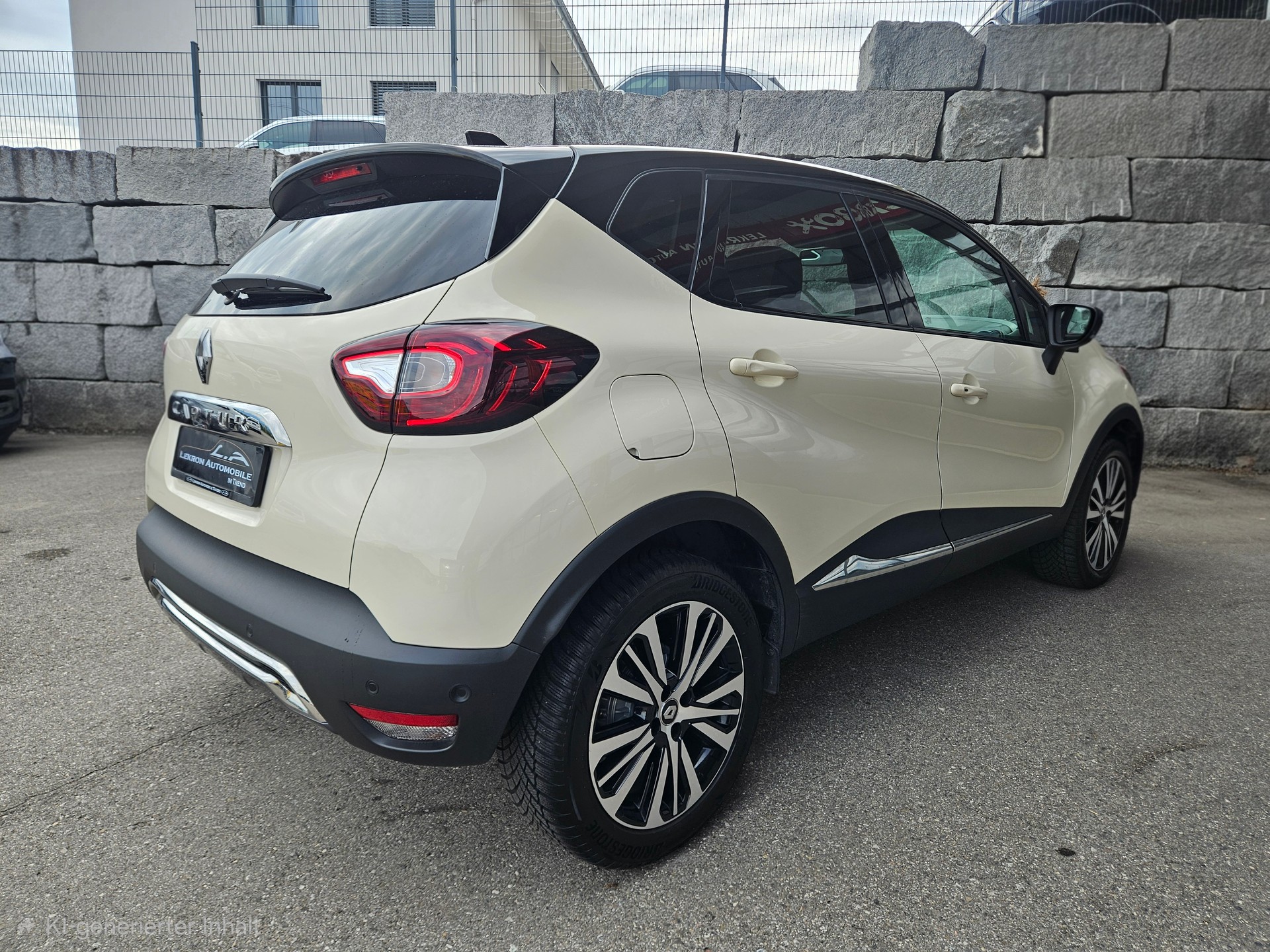 RENAULT Captur 1.2 T 16V Initiale Paris EDC-image-6