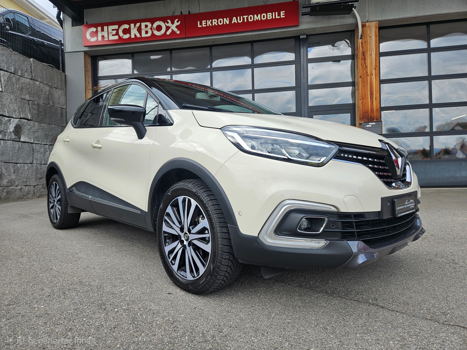 RENAULT Captur 1.2 T 16V Initiale Paris EDC-image-0