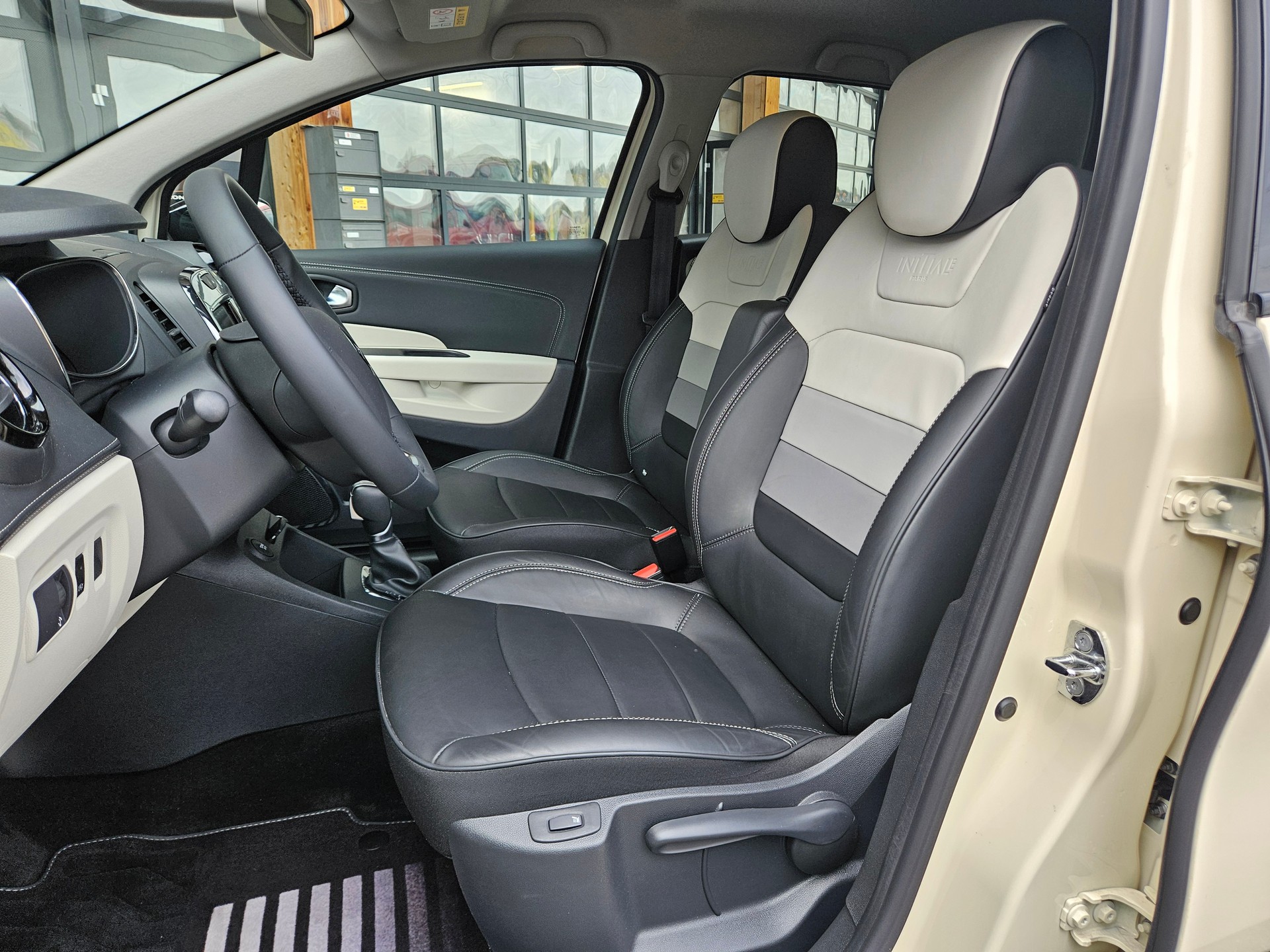 RENAULT Captur 1.2 T 16V Initiale Paris EDC-image-8
