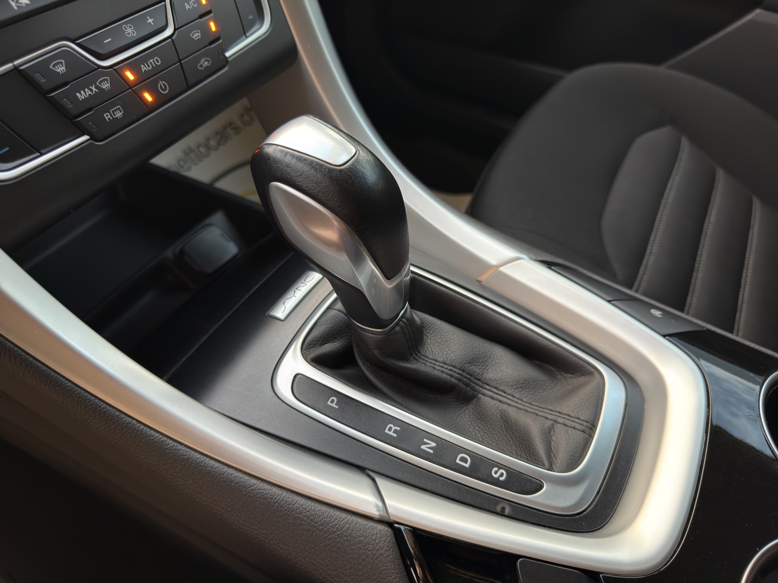 FORD Mondeo 2.0 TDCi Trend PowerShift-image-9
