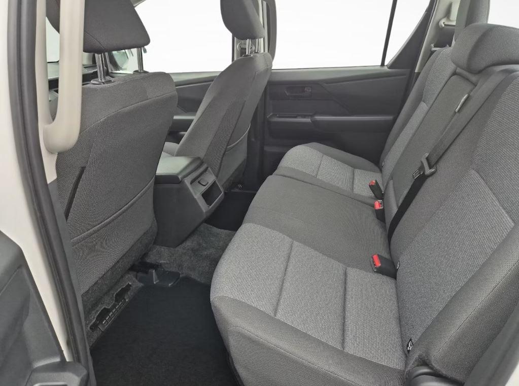 TOYOTA Hilux Double Cab.-Pick-up 2.8 D-4D MHEV 204 Active-image-4