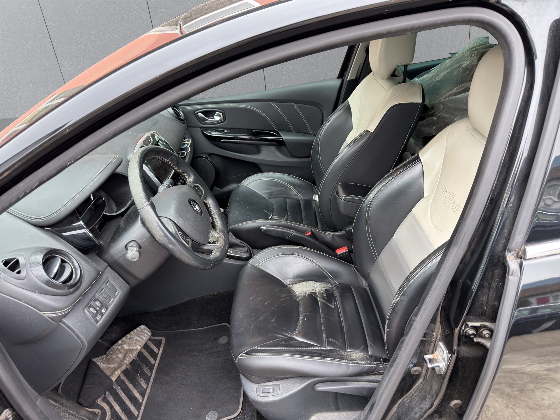RENAULT Clio Grandtour 1.2 16V T Swiss Edition EDC-image-8