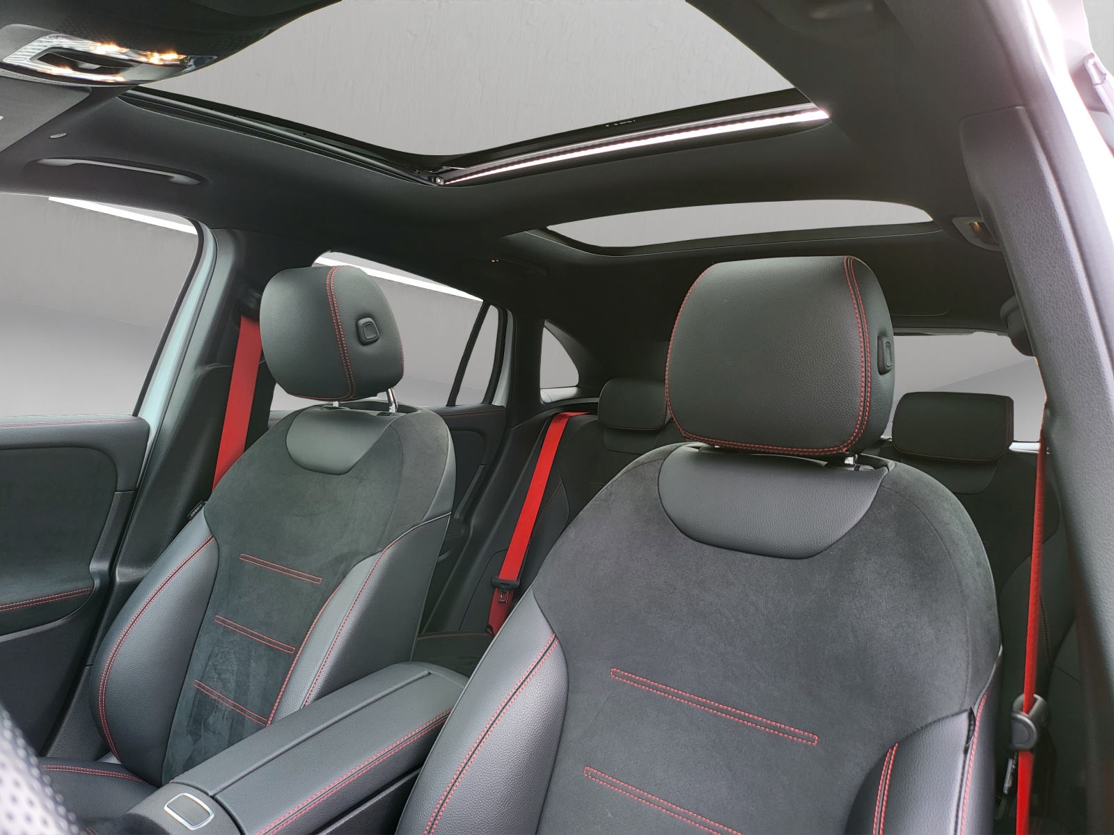 MERCEDES-BENZ GLA 45 S AMG 4Matic+ 8G-Speedshift DCT-image-6