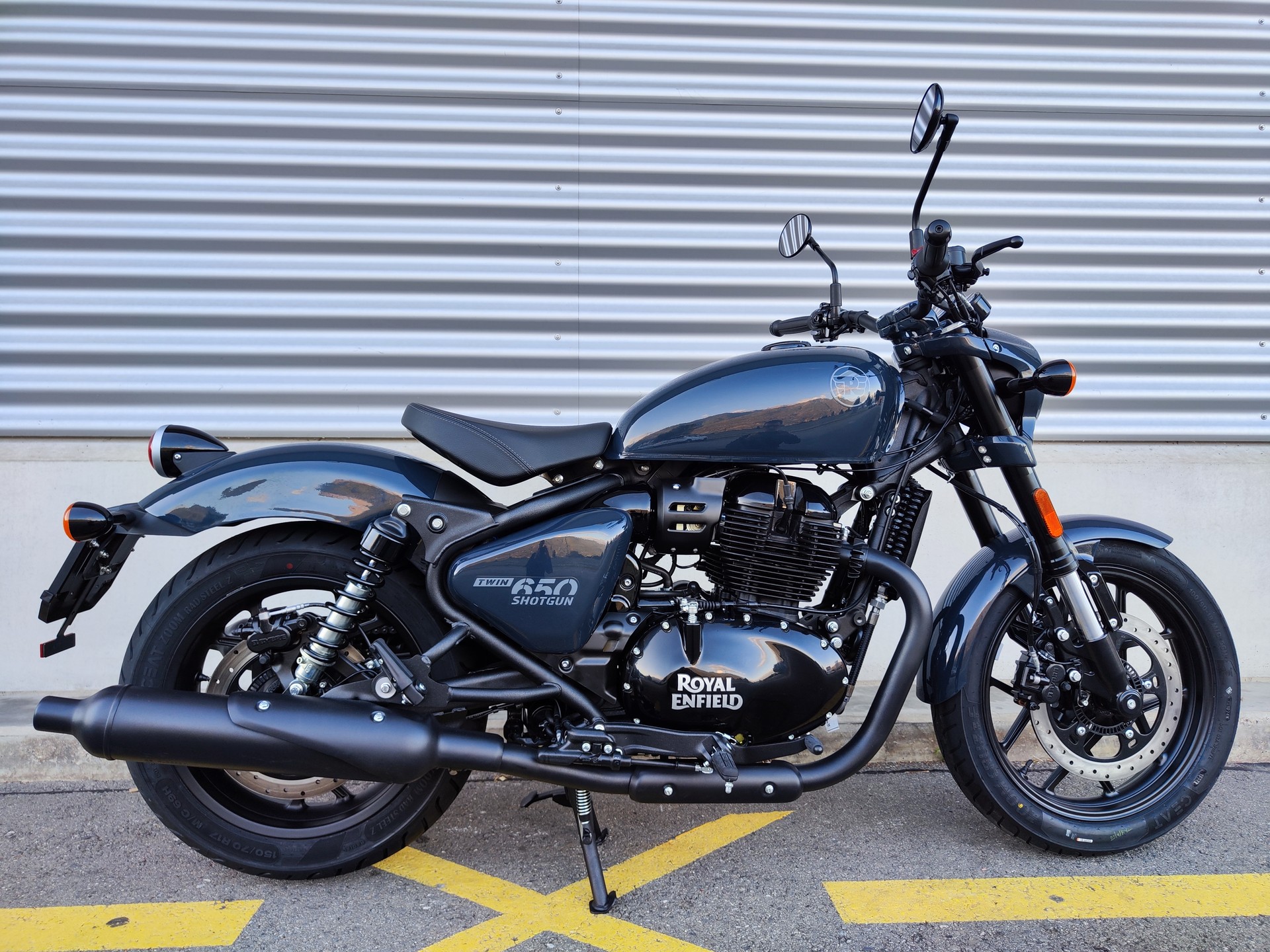 ROYAL ENFIELD SHOTGUN 650-showroom-element-2