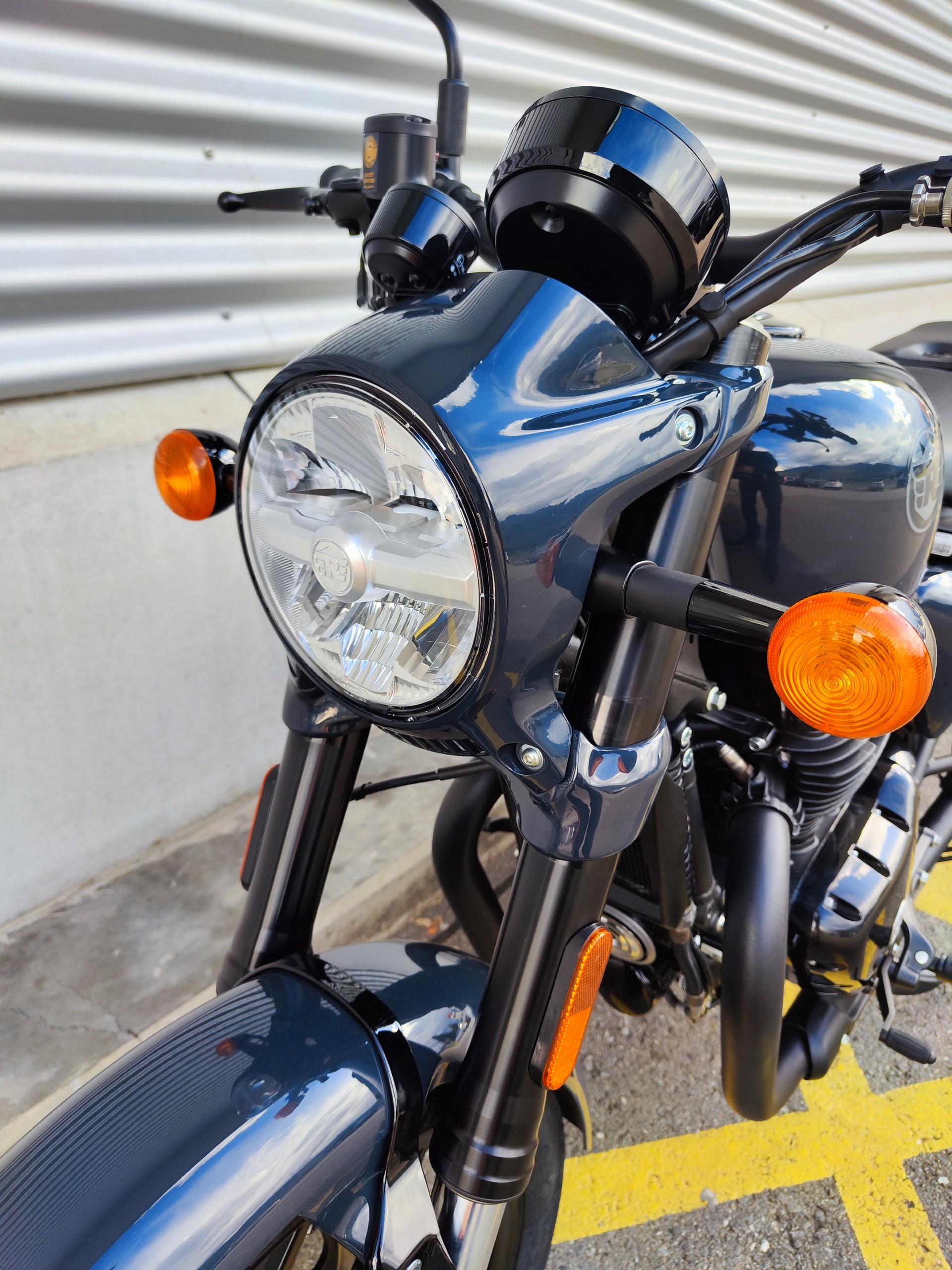 ROYAL ENFIELD SHOTGUN 650-showroom-element-3