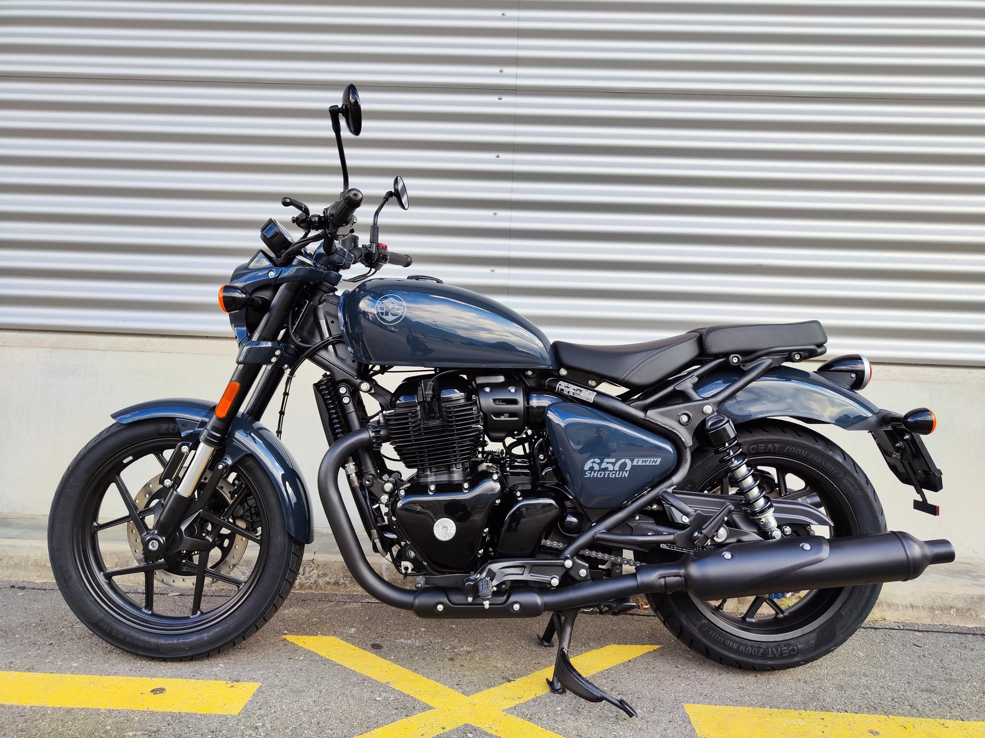ROYAL ENFIELD SHOTGUN 650-showroom-element-1