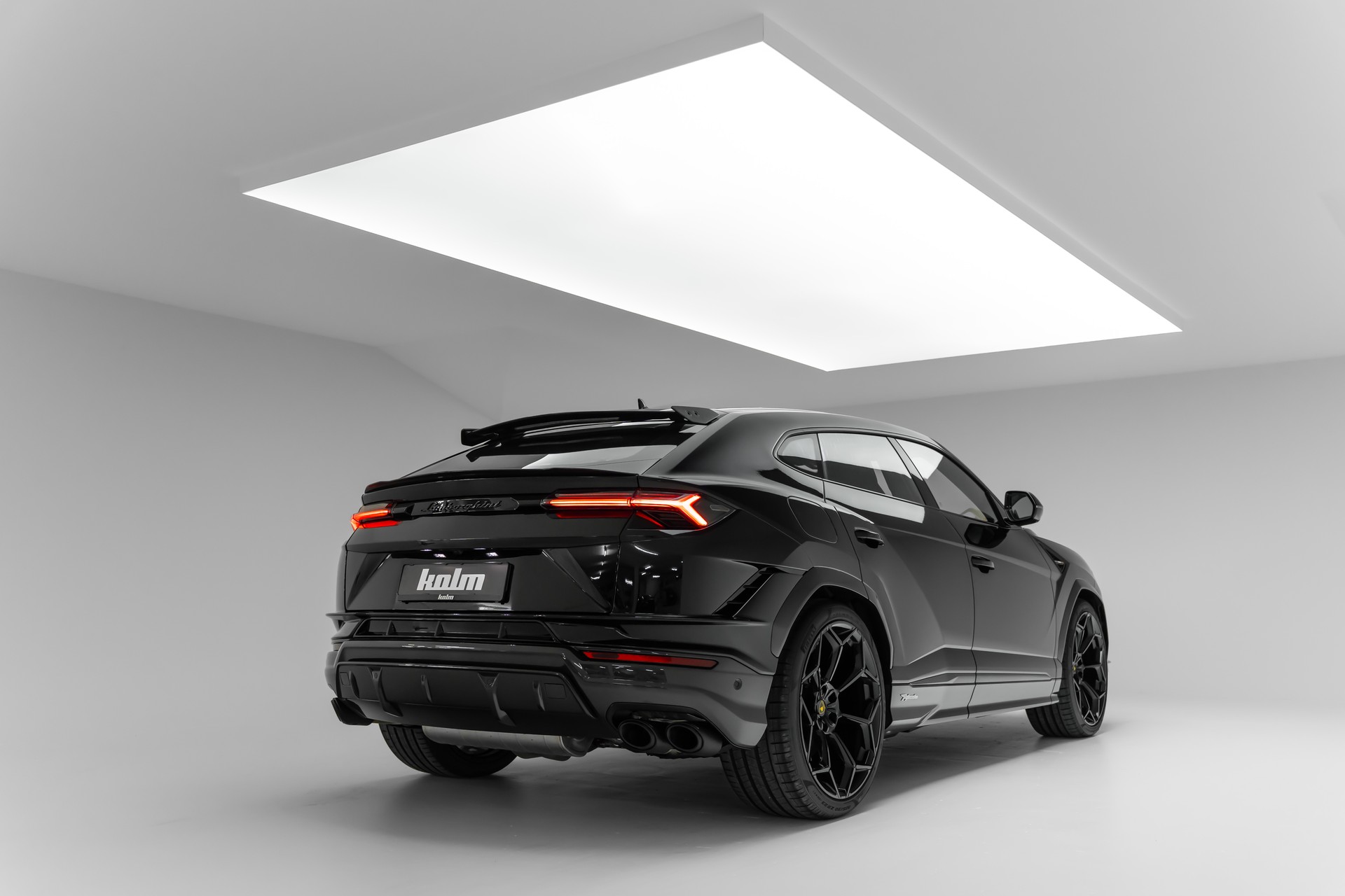 LAMBORGHINI Performante-showroom-element-3