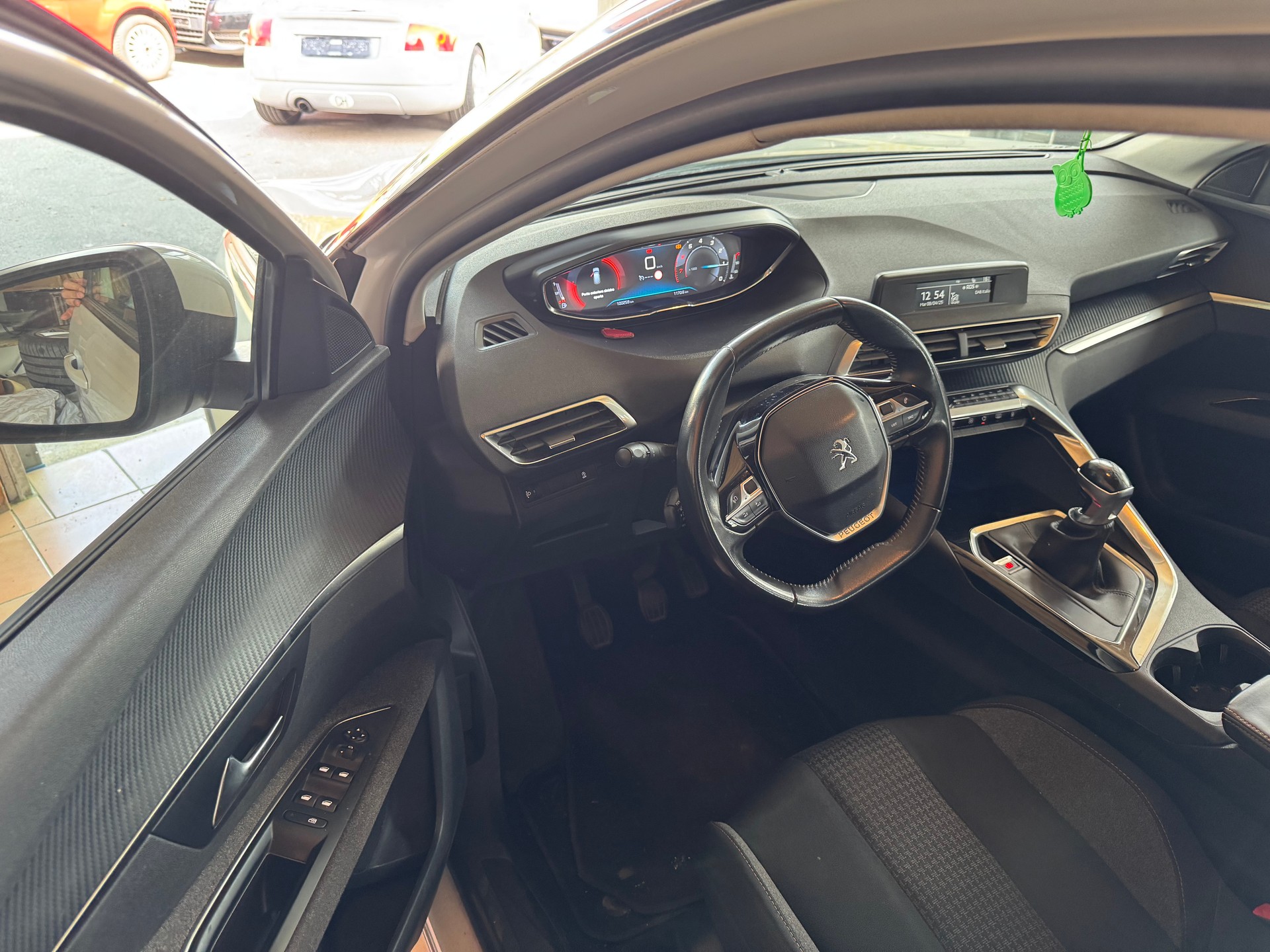 PEUGEOT 3008 1.2 PureTech Active-image-6