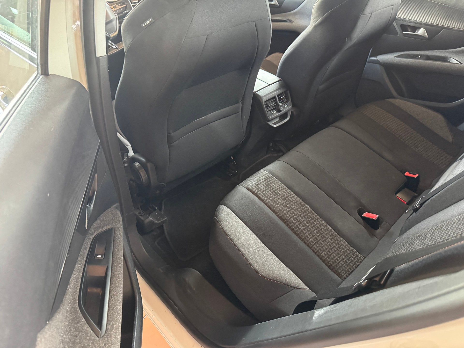 PEUGEOT 3008 1.2 PureTech Active-image-8