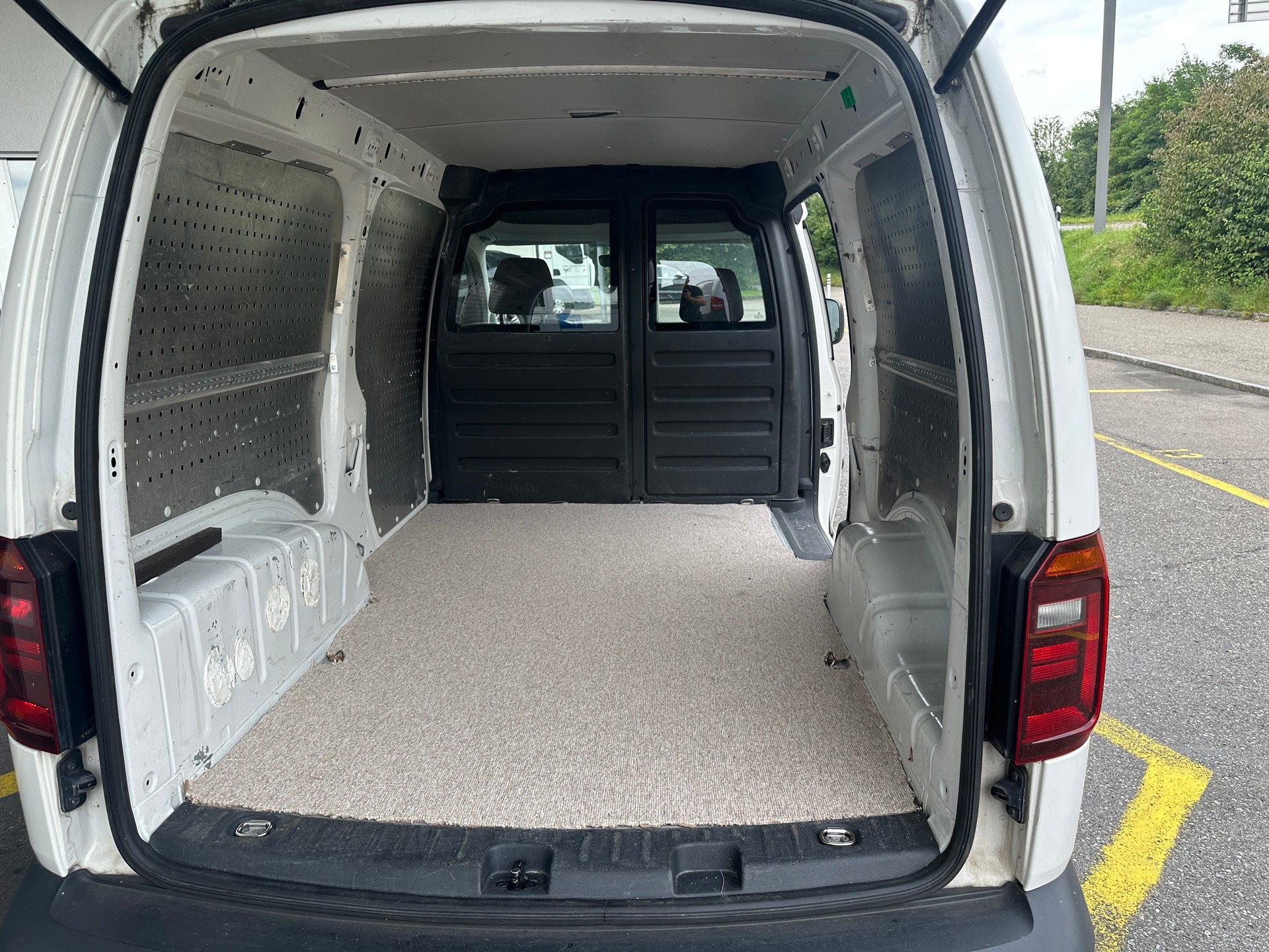 VW Caddy Maxi 2.0TDI BlueMotion Technology DSG-image-2
