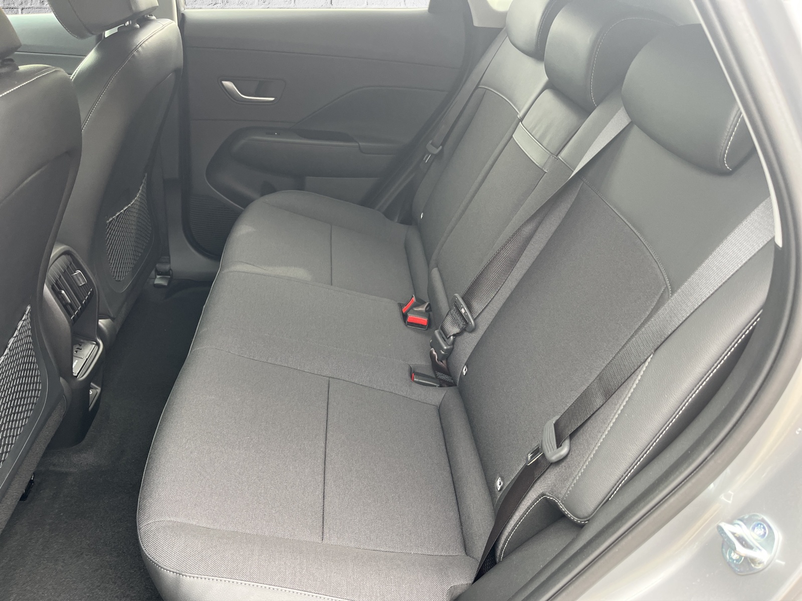 HYUNDAI Kona EV 65.4 kWh Amplia-image-14