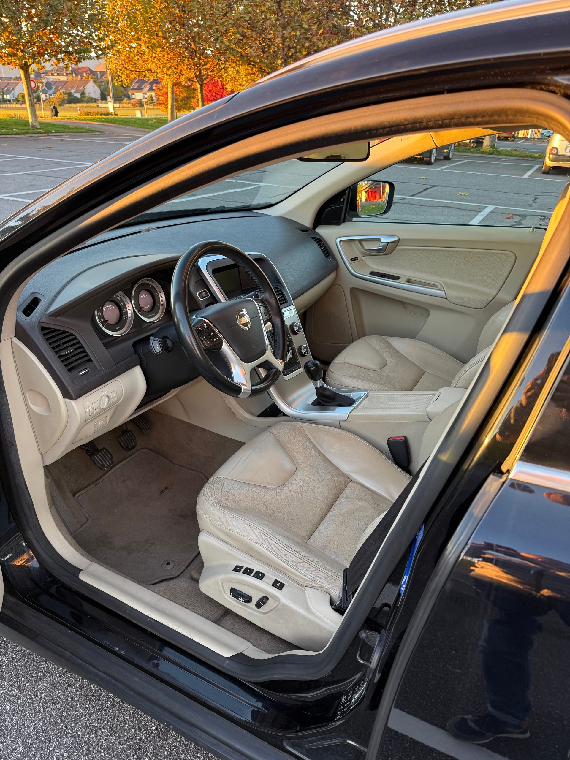 VOLVO XC60 D5 AWD Summum-image-6