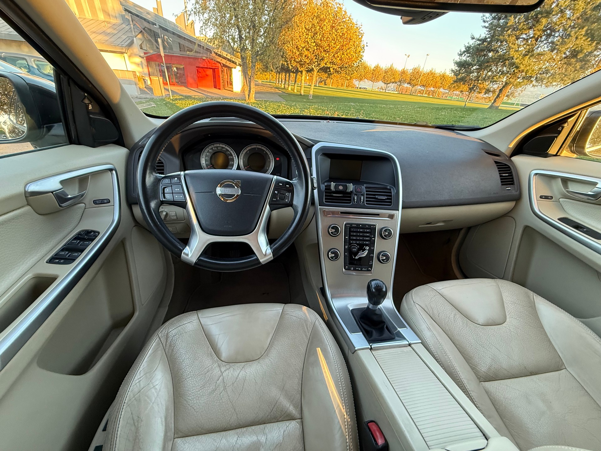 VOLVO XC60 D5 AWD Summum-image-9